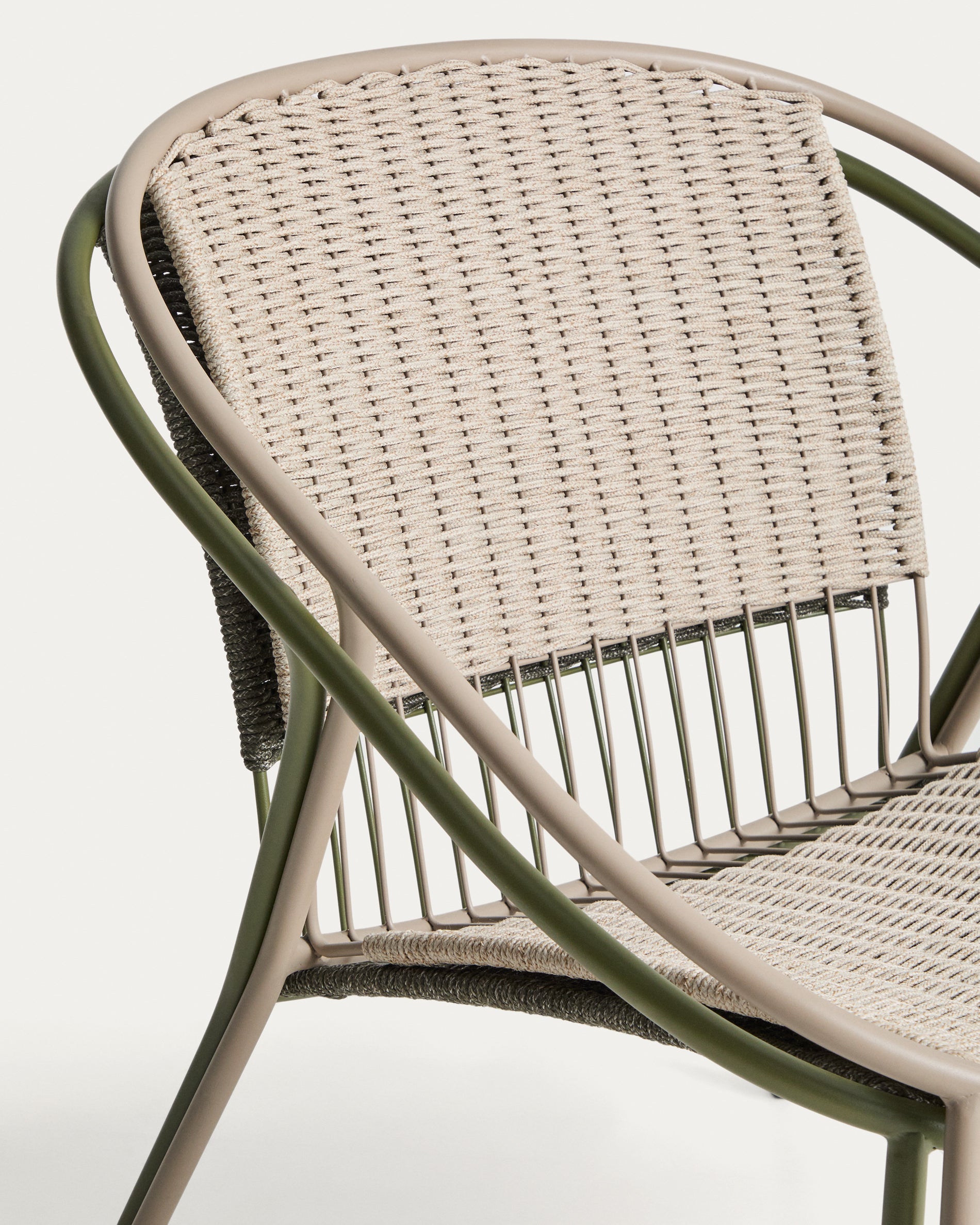 Eleganter stapelbarer Sessel Atrani in Taupe, gefertigt aus robustem verzinktem Stahl und hochwertigem Seil, ideal für den Außenbereich.