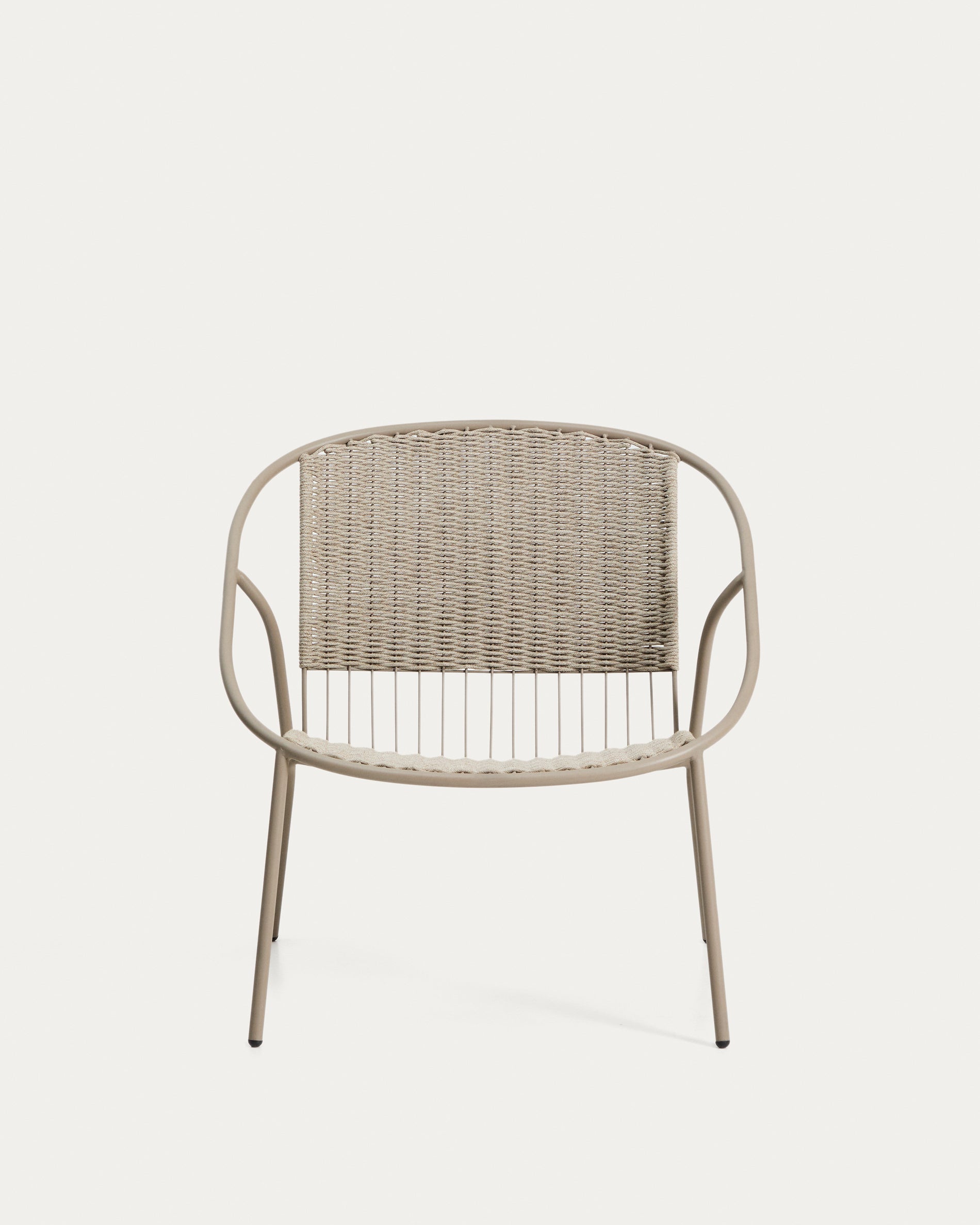 Stapelbarer Outdoor-Sessel Atrani in stilvollem Taupe, aus langlebigem verzinktem Stahl und strapazierfähigem Seil, perfekt für Garten und Terrasse.