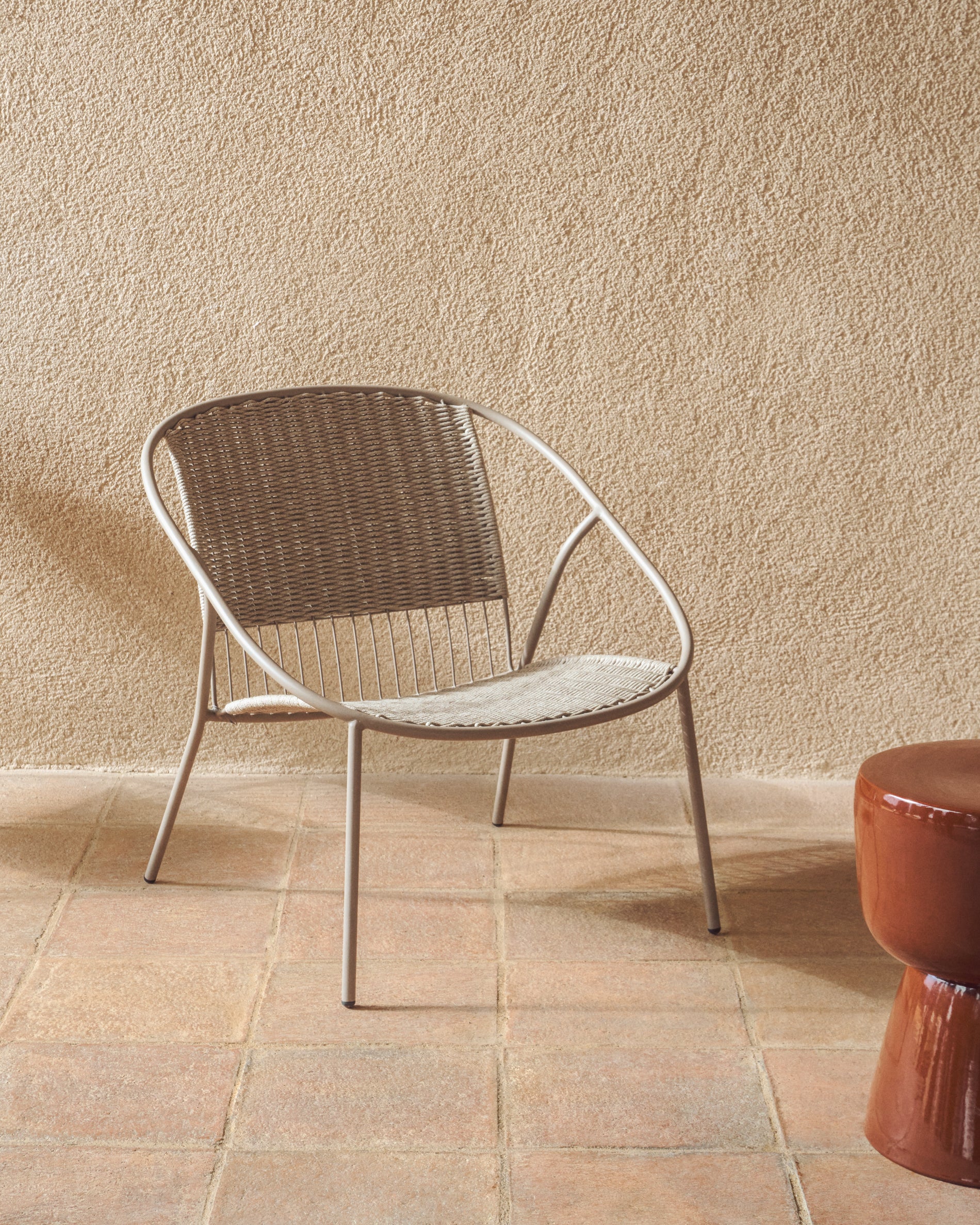 Eleganter stapelbarer Sessel Atrani in Taupe, gefertigt aus robustem verzinktem Stahl und hochwertigem Seil, ideal für den Außenbereich.