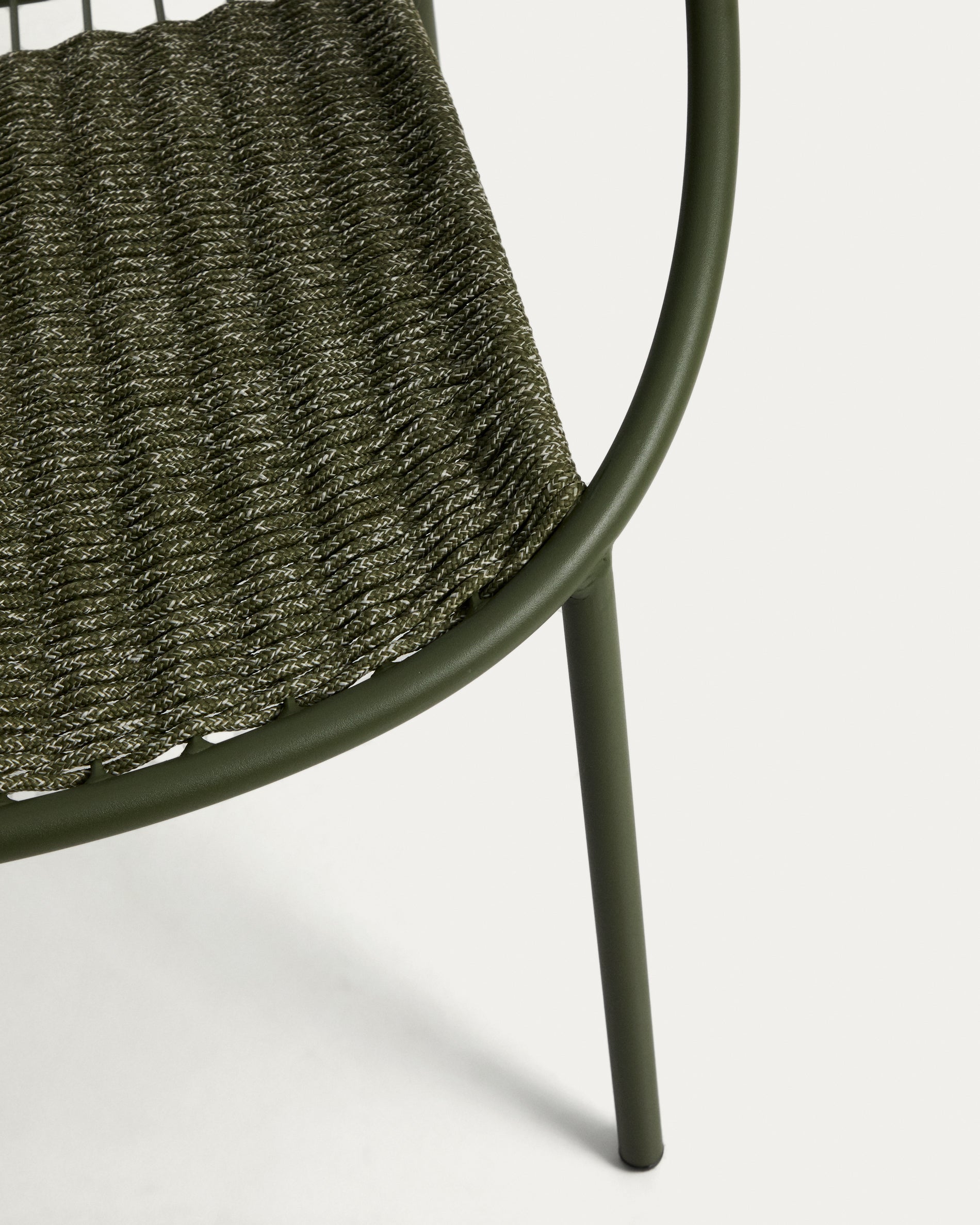 Stapelbarer Sessel Atrani aus verzinktem Stahl und grünem Seil in Dunkelgrün präsentiert im Onlineshop von KAQTU Design AG. Outdoor-Sessel ist von Kave Home