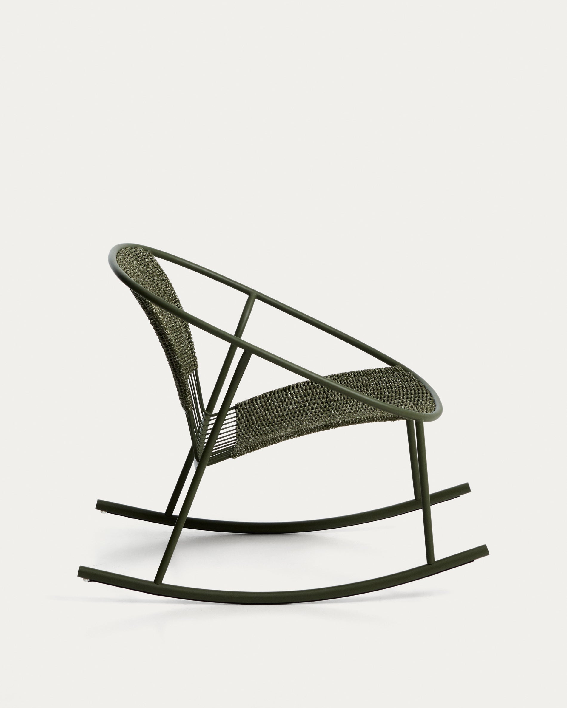 Schaukelstuhl Atrani aus verzinktem Stahl und grünem Seil in Dunkelgrün präsentiert im Onlineshop von KAQTU Design AG. Outdoor-Sessel ist von Kave Home