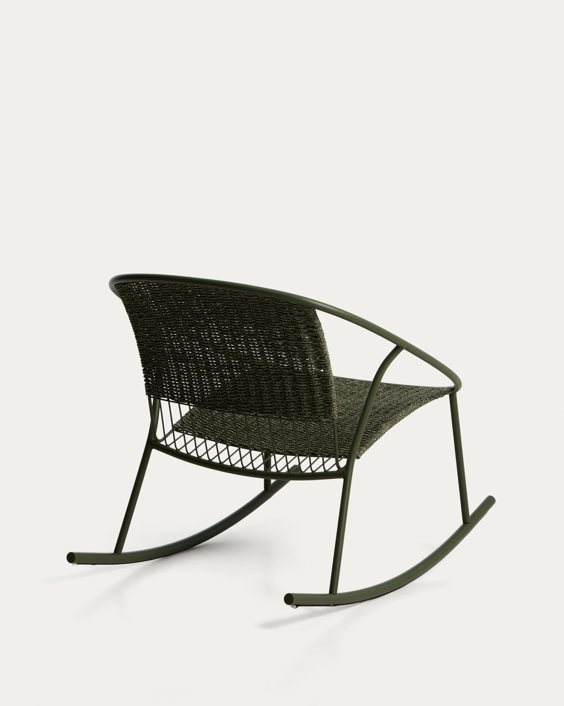 Schaukelstuhl Atrani aus verzinktem Stahl und grünem Seil in Dunkelgrün präsentiert im Onlineshop von KAQTU Design AG. Outdoor-Sessel ist von Kave Home