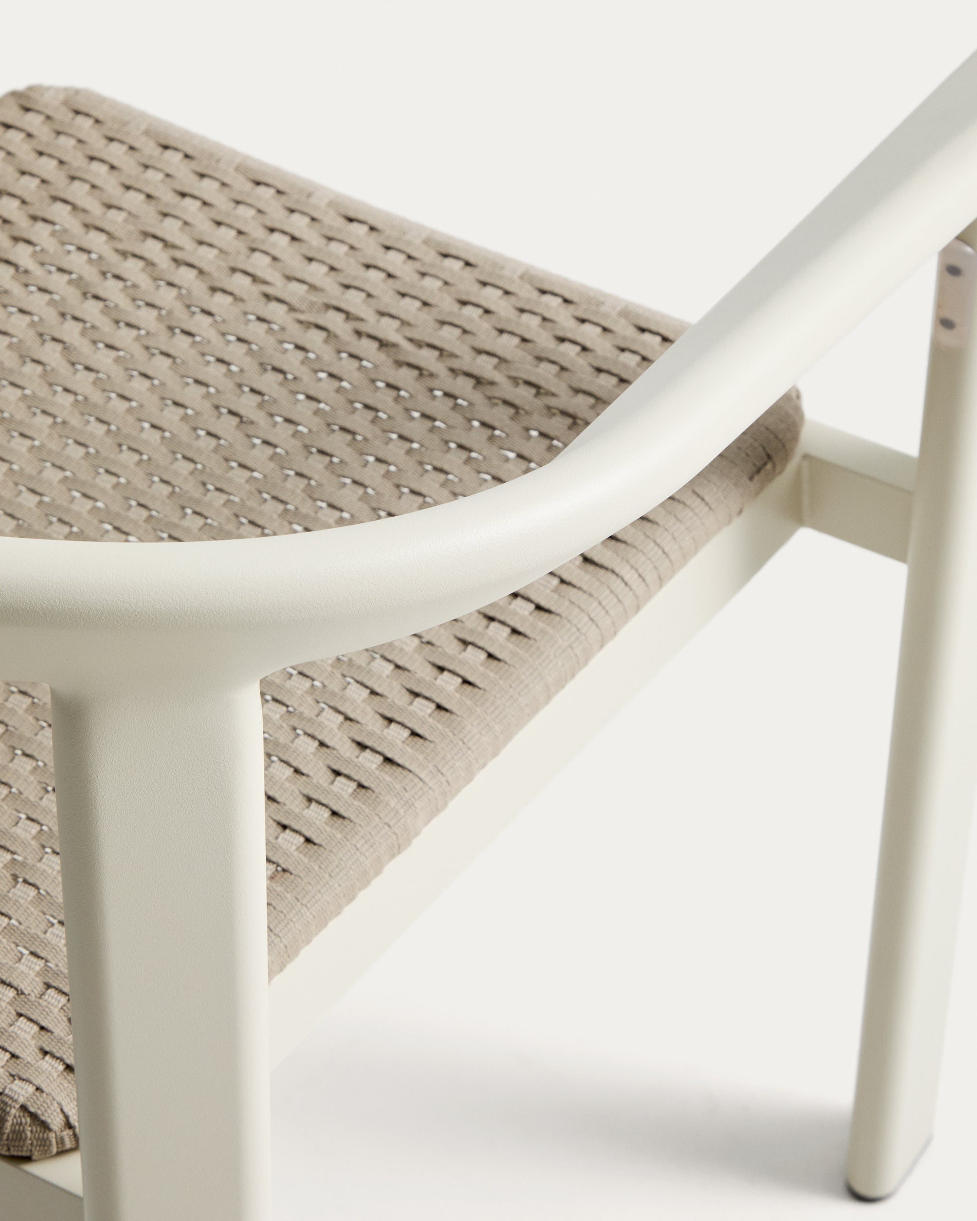 Stapelbarer Stuhl Erice aus Aluminium und ecrufarbenem Seil in Ecru präsentiert im Onlineshop von KAQTU Design AG. Gartenstuhl ist von Kave Home