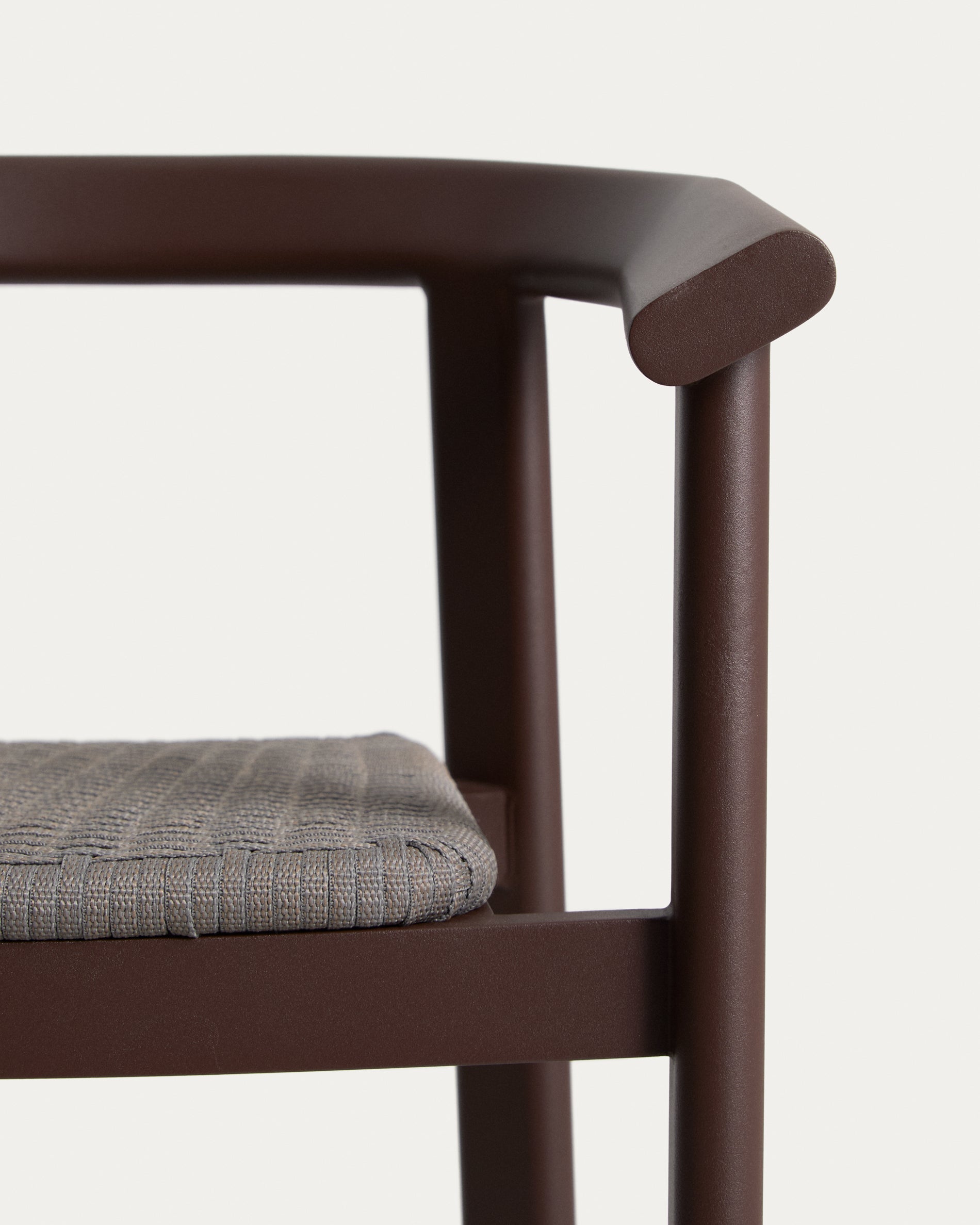 Stylischer Hocker Erice aus robustem Aluminium und elegantem braunem Seil, 75 cm hoch, ideal für entspannte Stunden im Freien.