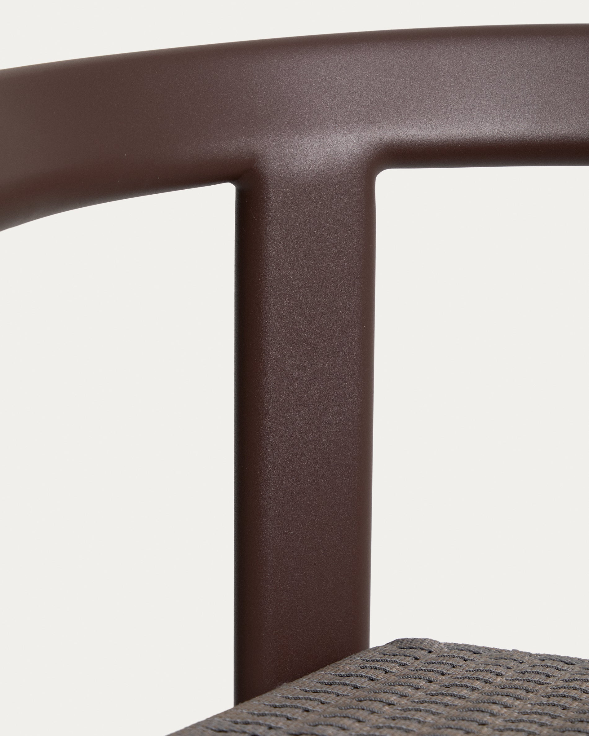 Moderner Outdoor-Hocker Erice, 75 cm hoch, gefertigt aus langlebigem Aluminium und braunem Seil, perfekt für Garten und Terrasse.