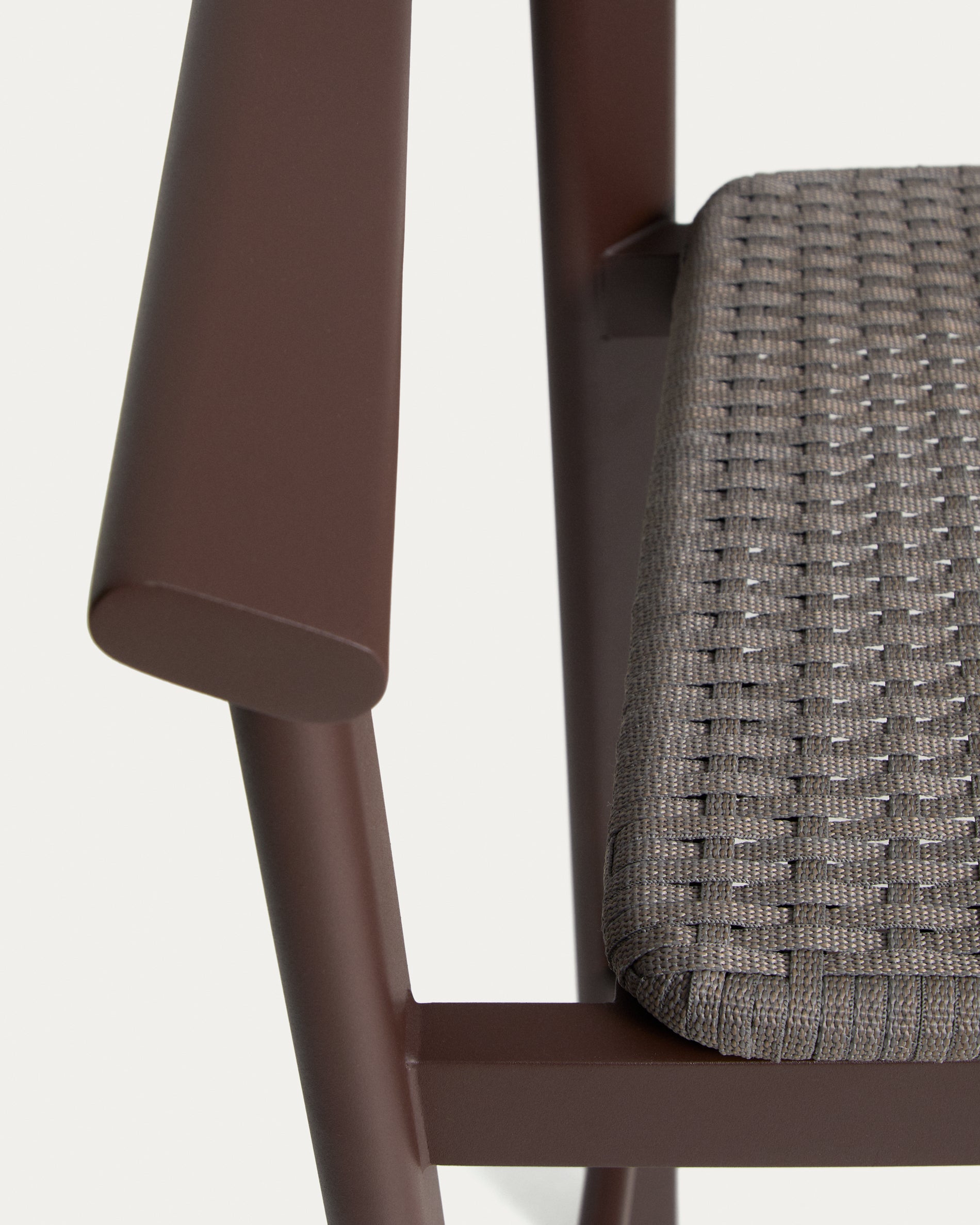 Moderner Outdoor-Hocker Erice, gefertigt aus langlebigem Aluminium und hochwertigem braunem Seil, 75 cm hoch, perfekt für Garten und Terrasse.