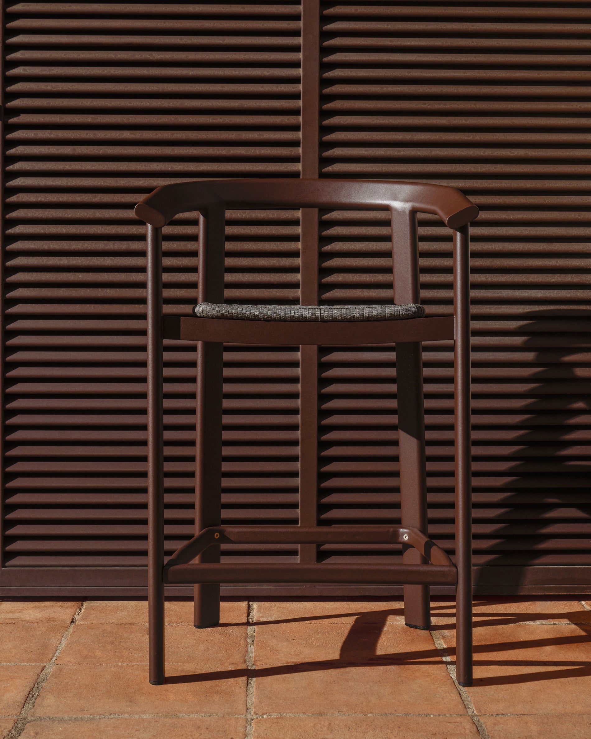 Stylischer Hocker Erice aus robustem Aluminium und elegantem braunem Seil, ideal für den Outdoor-Bereich, 75 cm hoch.