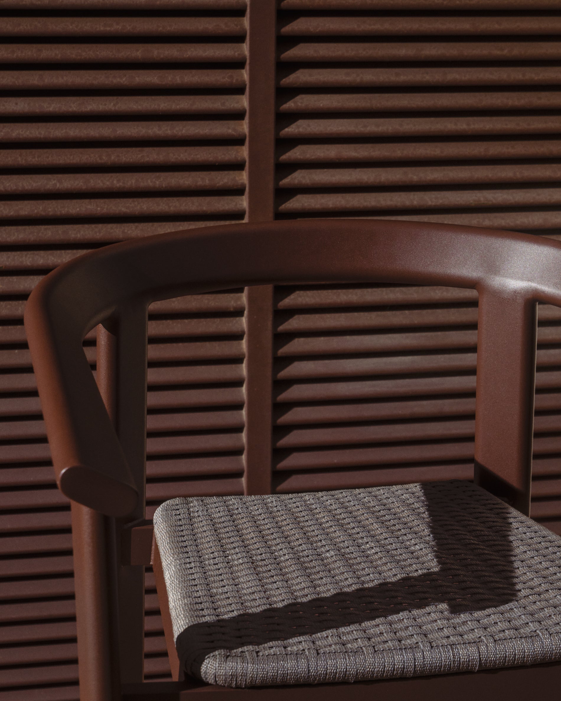 Moderner Outdoor-Hocker Erice, gefertigt aus langlebigem Aluminium und braunem Seil, 75 cm hoch, perfekt für Garten und Terrasse.