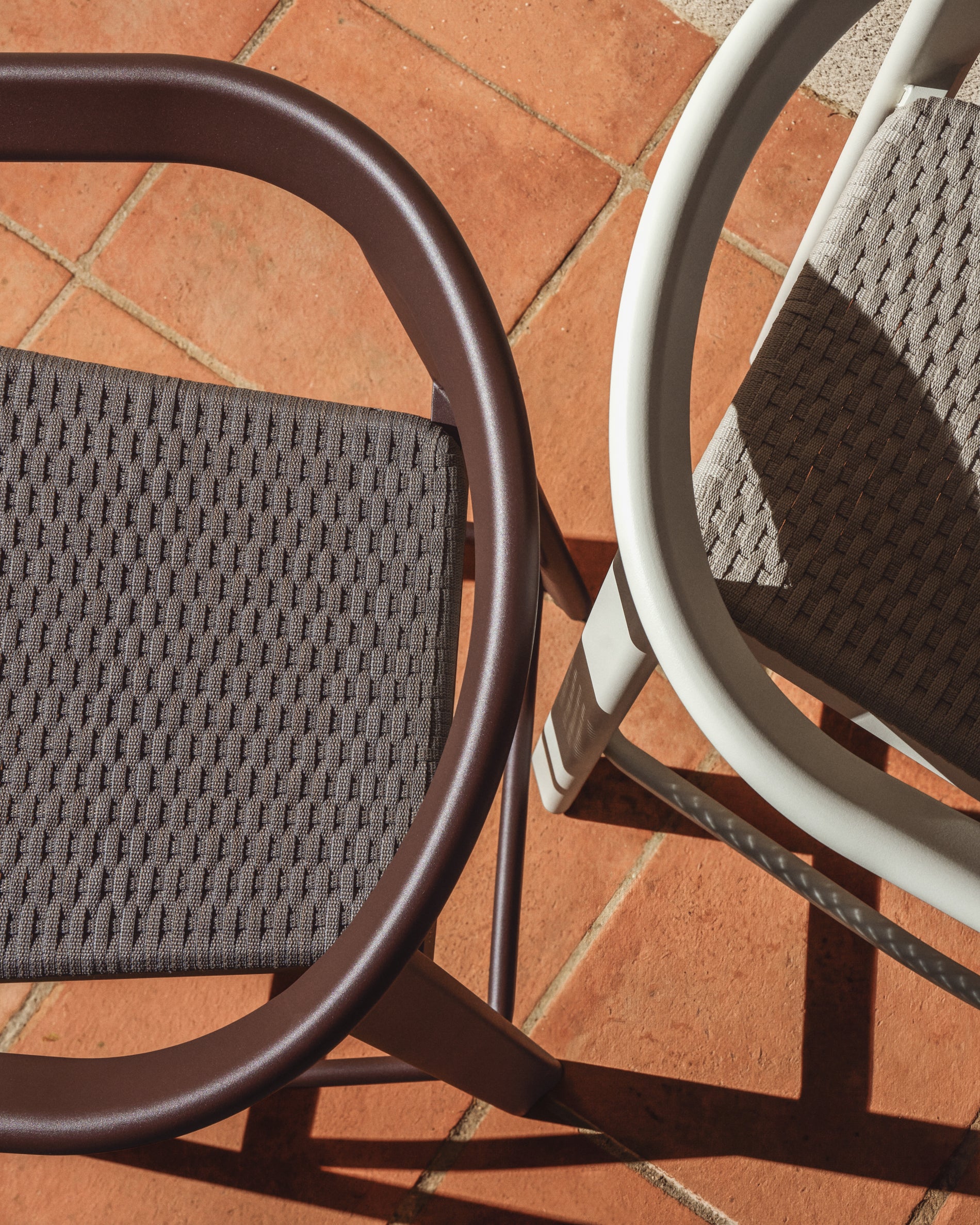 Stylischer Hocker Erice aus robustem Aluminium und elegantem braunem Seil, 75 cm hoch, ideal für entspannte Stunden im Freien.