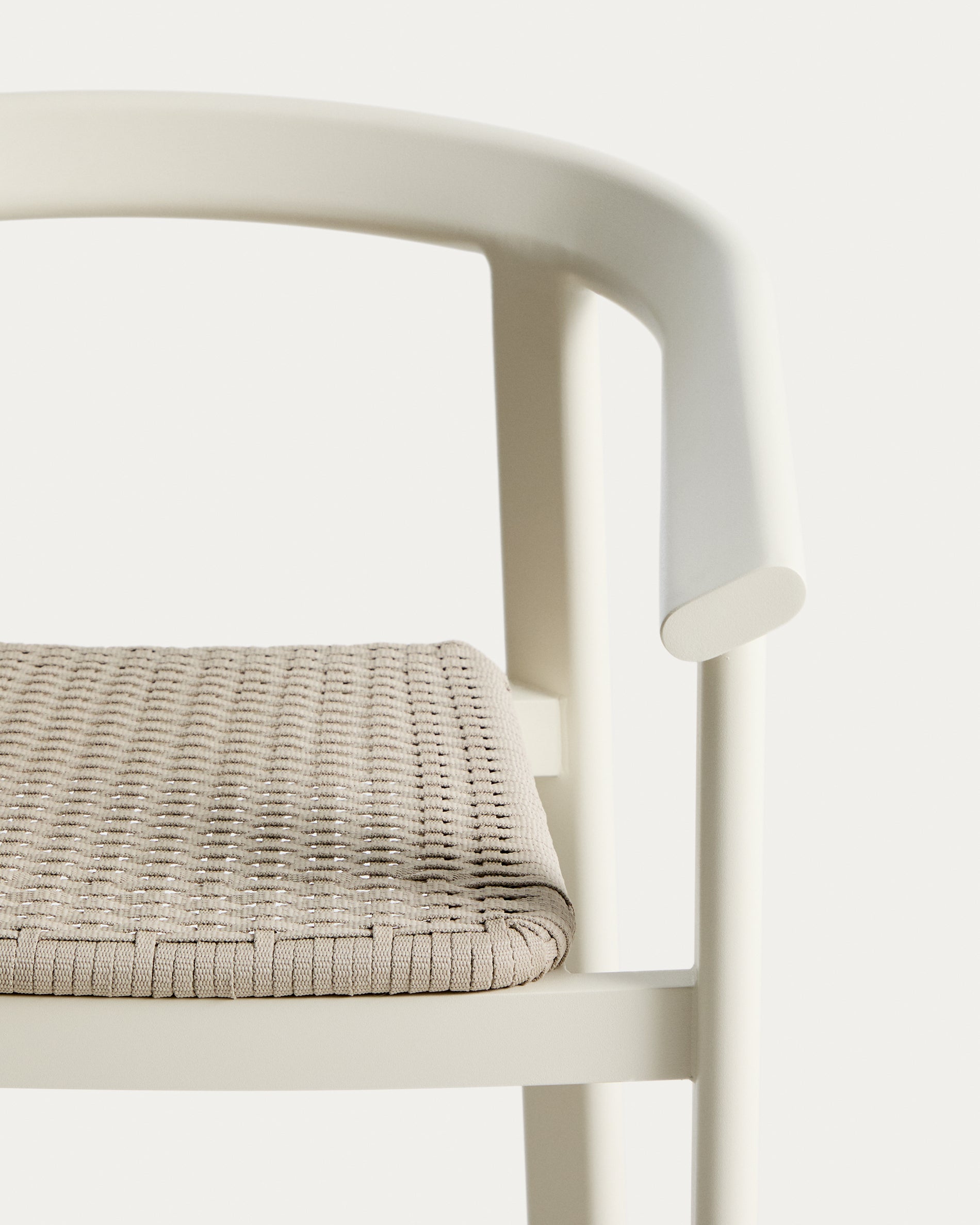 Hocker Erice aus Aluminium und ecrufarbenem Seil, 75 cm in Ecru präsentiert im Onlineshop von KAQTU Design AG. Gartenstuhl ist von Kave Home