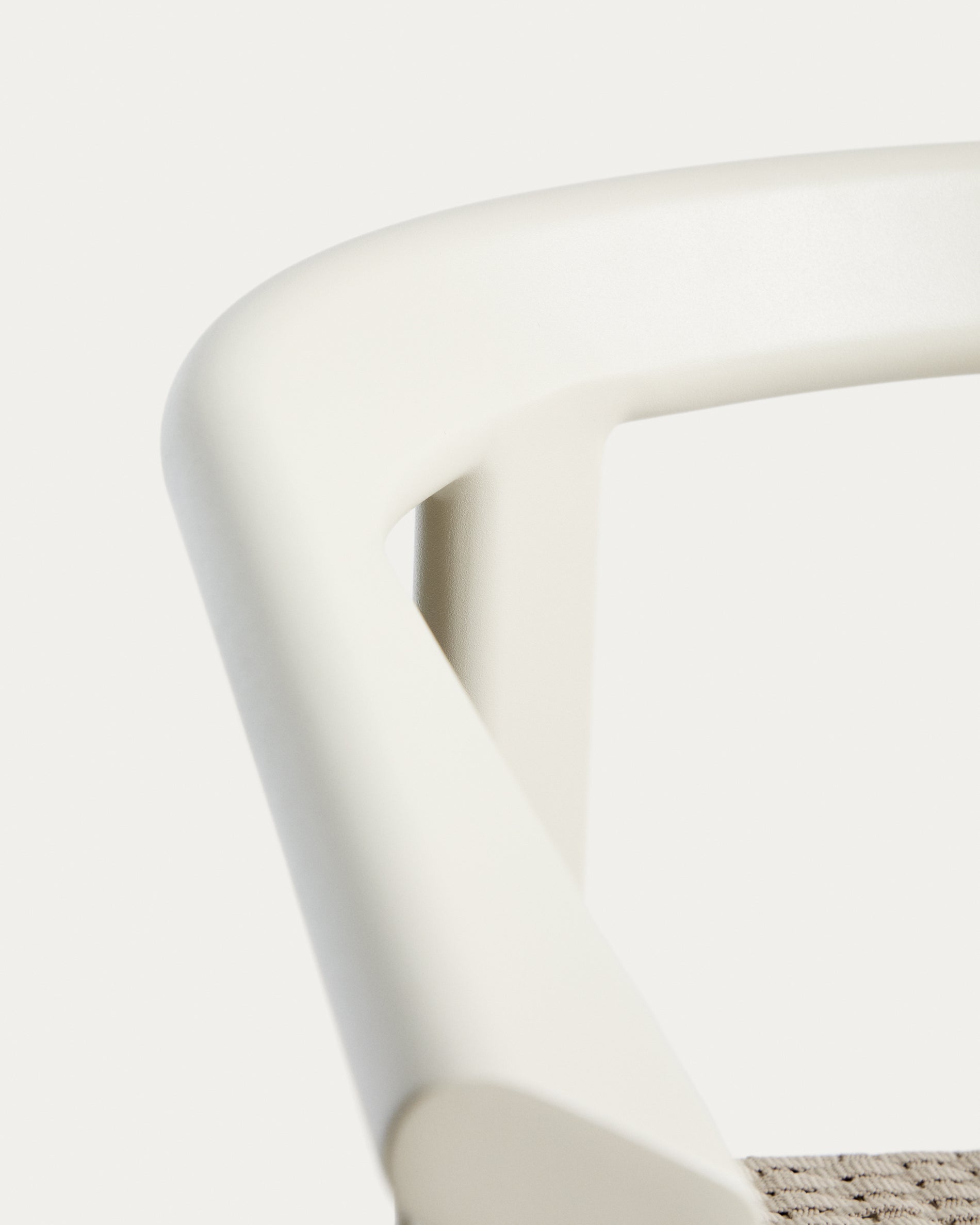 Hocker Erice aus Aluminium und ecrufarbenem Seil, 75 cm in Ecru präsentiert im Onlineshop von KAQTU Design AG. Gartenstuhl ist von Kave Home