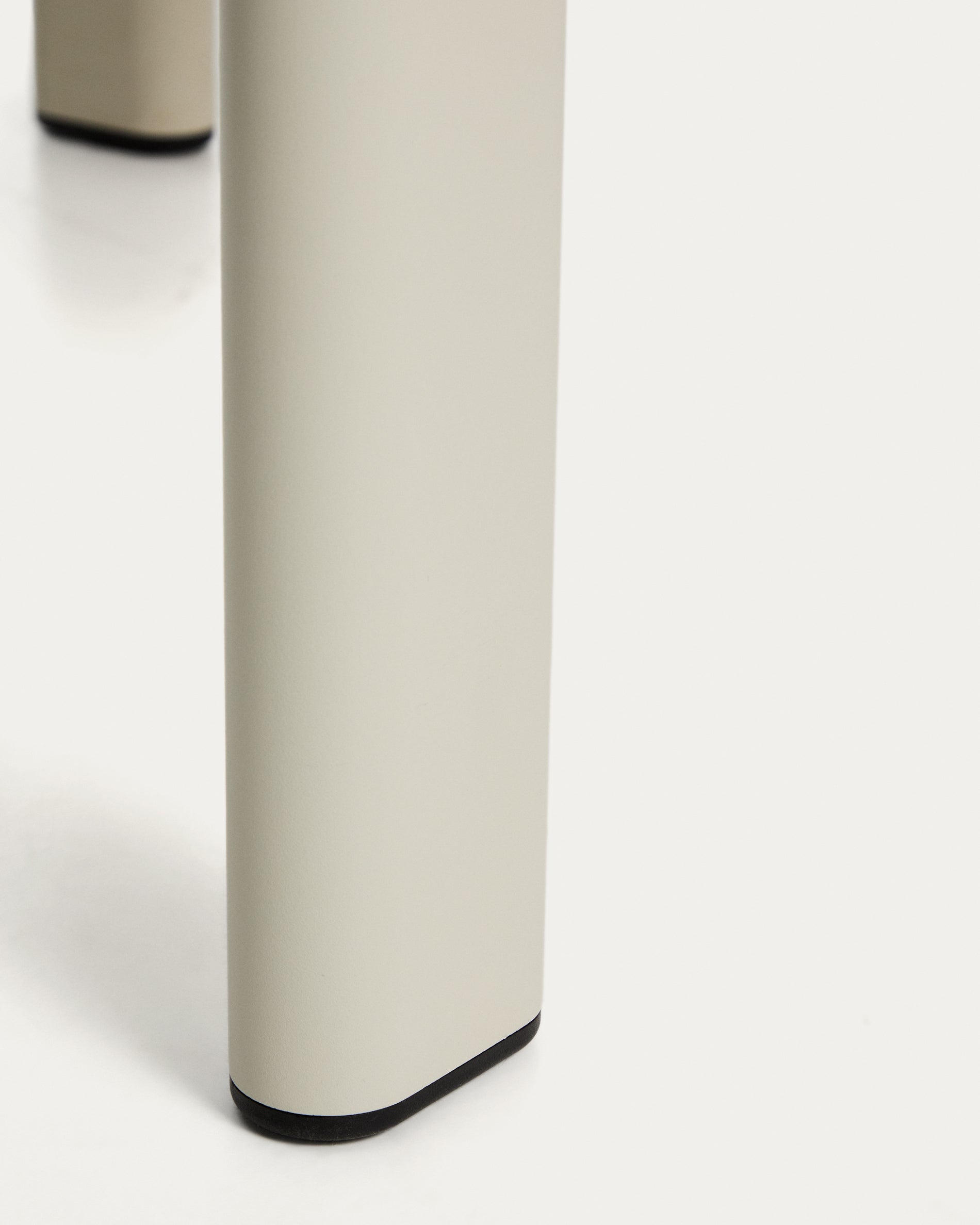 Runder Tisch Erice aus Aluminium und gehärtetem Glas in Ecru Ø120 cm in Ecru präsentiert im Onlineshop von KAQTU Design AG. Gartentisch ist von Kave Home