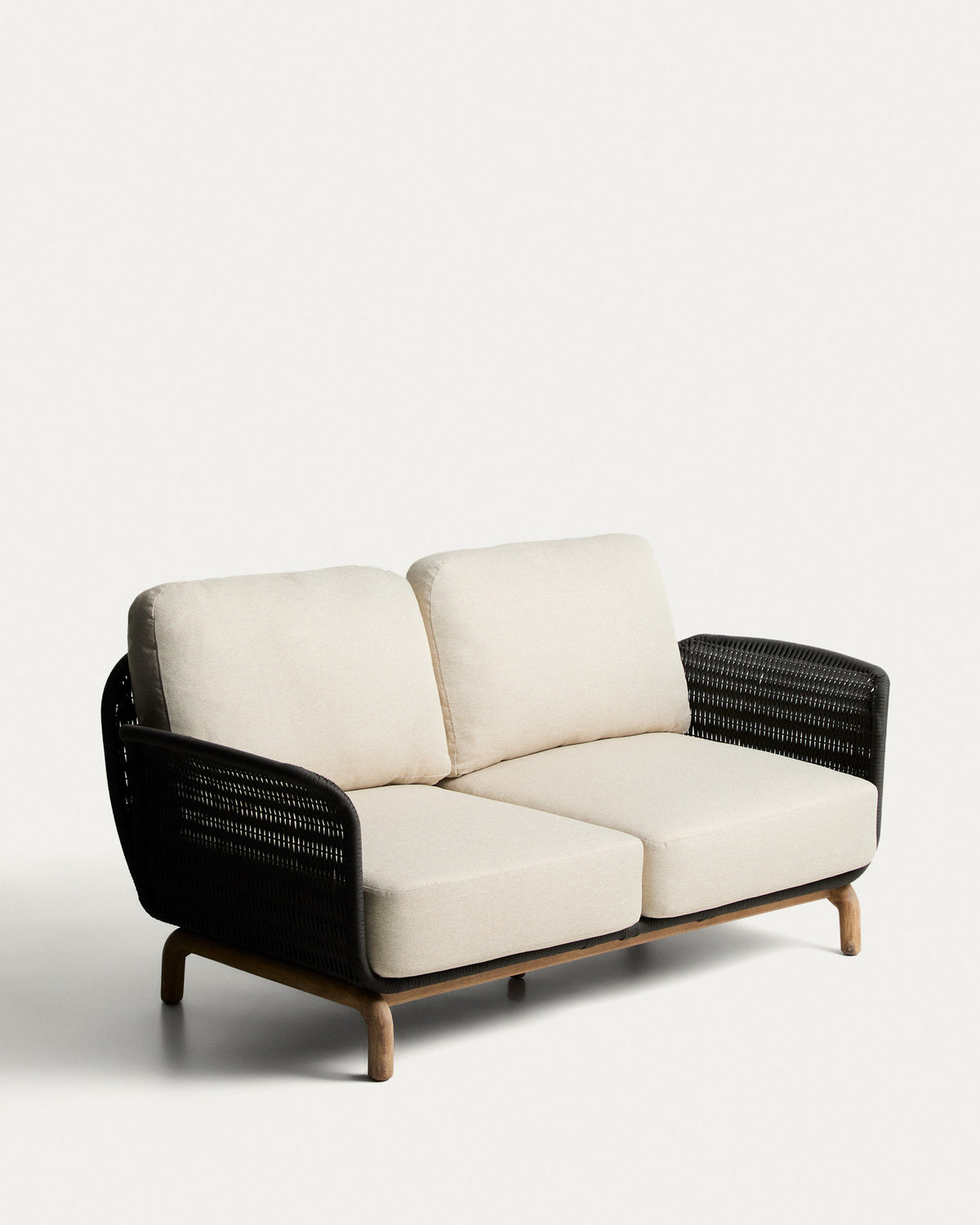2-Sitzer-Sofa Alipa aus massivem Akazienholz und dunkelgrauem Seil, 165 cm FSC 100% in Graphit, Grau, Schwarz präsentiert im Onlineshop von KAQTU Design AG. Lounge Sofa ist von Kave Home