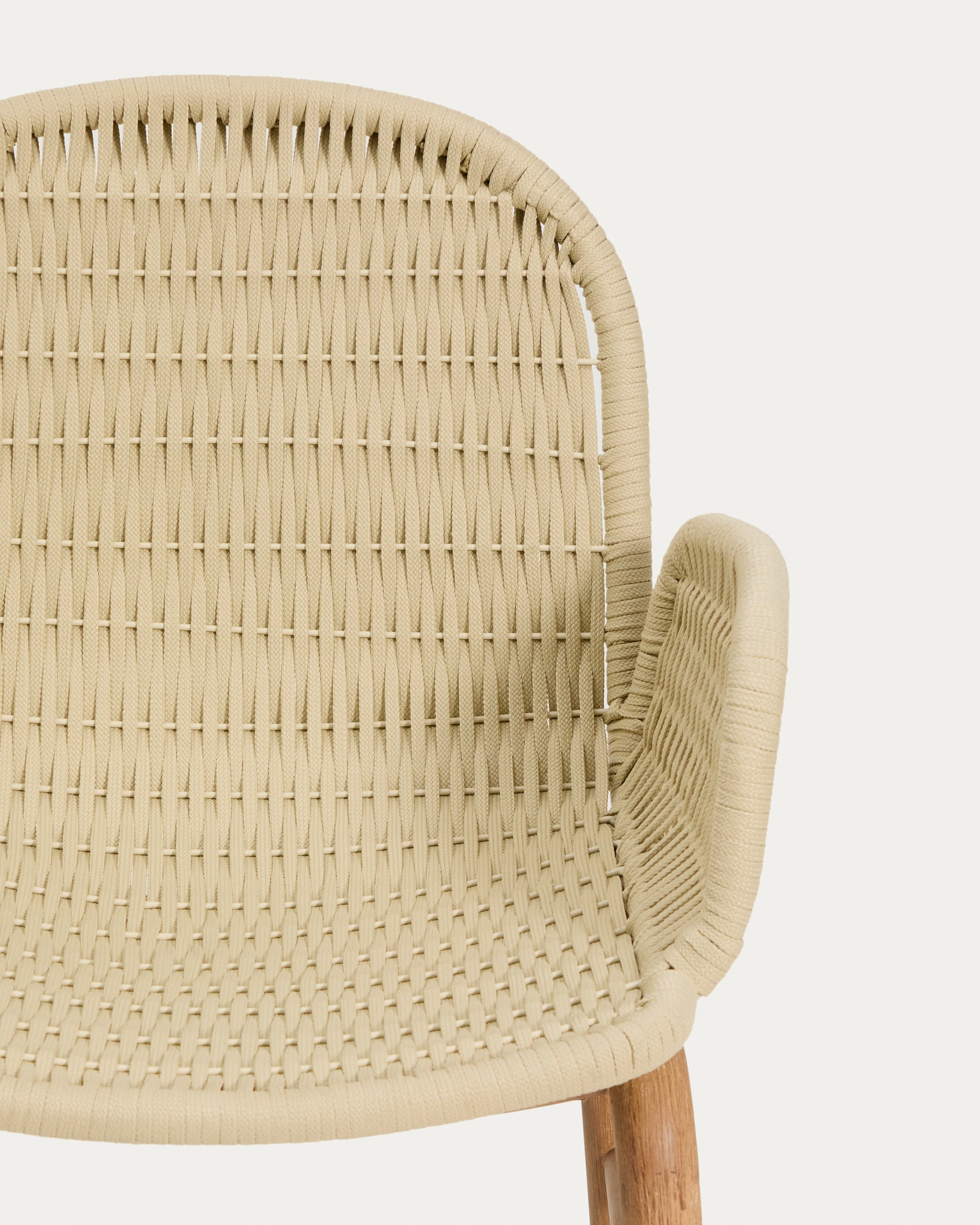 Armlehnstuhl Alipa aus massivem Akazienholz und ecrufarbenem Seil, FSC 100 % in Ecru präsentiert im Onlineshop von KAQTU Design AG. Gartenstuhl mit Armlehnen ist von Kave Home