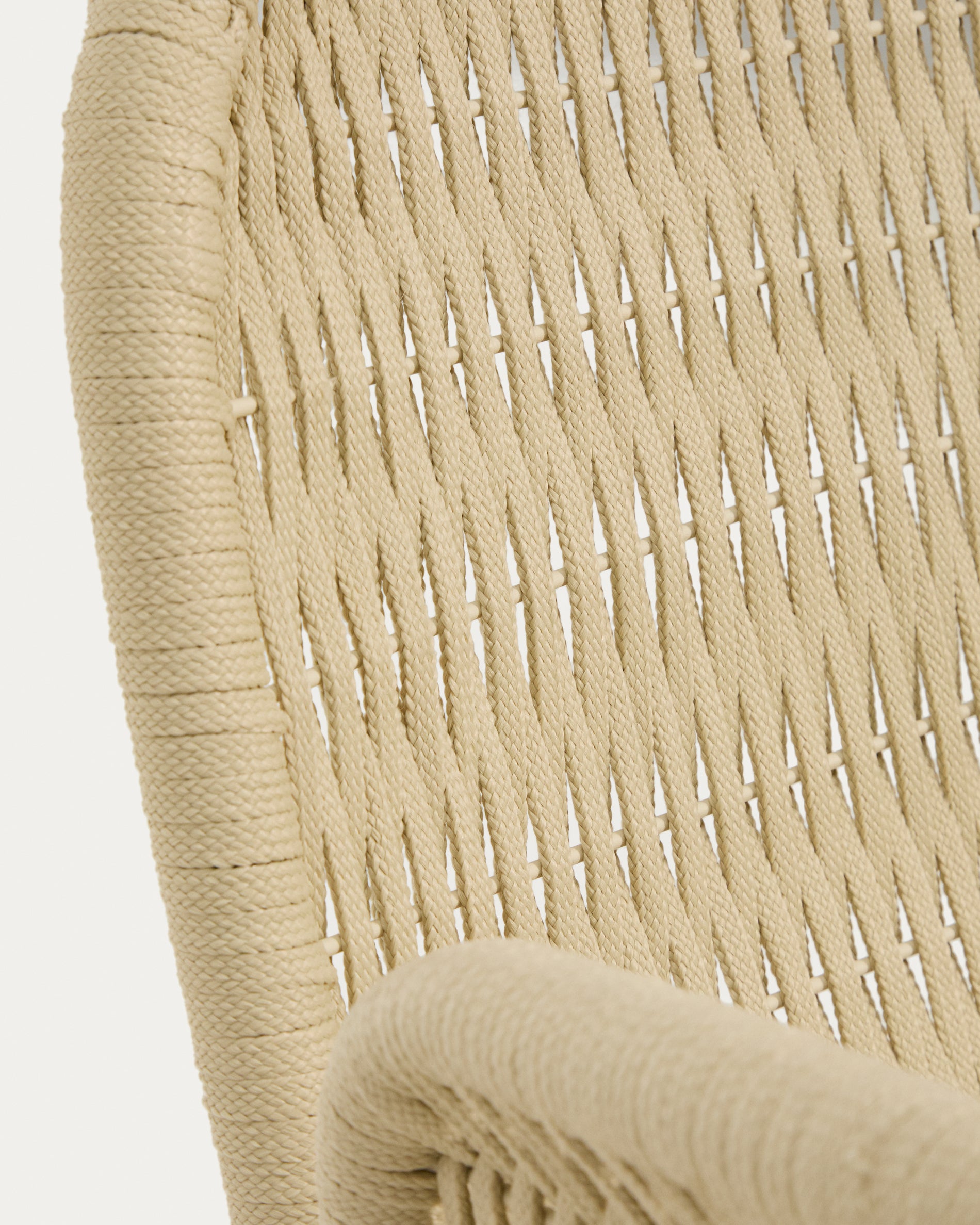 Armlehnstuhl Alipa aus massivem Akazienholz und ecrufarbenem Seil, FSC 100 % in Ecru präsentiert im Onlineshop von KAQTU Design AG. Gartenstuhl mit Armlehnen ist von Kave Home