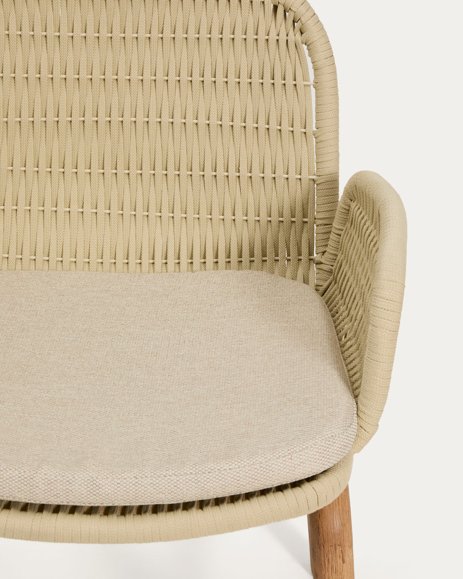Armlehnstuhl Alipa aus massivem Akazienholz und ecrufarbenem Seil, FSC 100 % in Ecru präsentiert im Onlineshop von KAQTU Design AG. Gartenstuhl mit Armlehnen ist von Kave Home