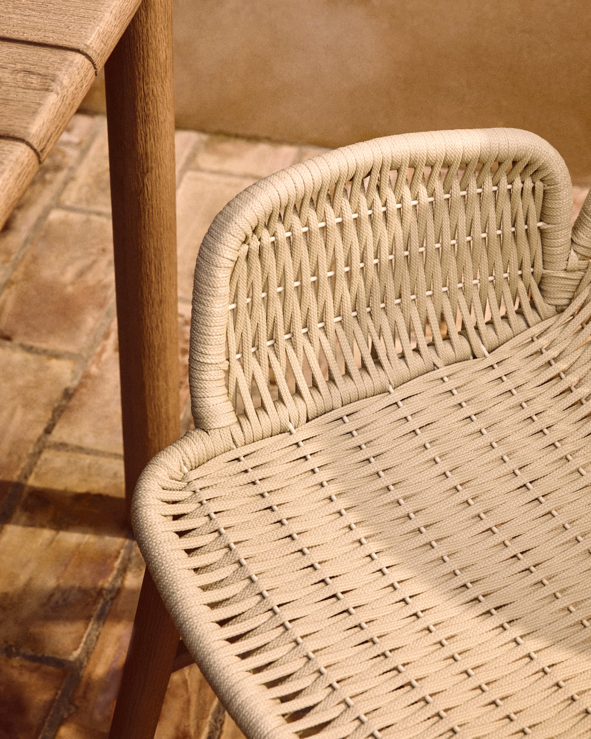 Armlehnstuhl Alipa aus massivem Akazienholz und ecrufarbenem Seil, FSC 100 % in Ecru präsentiert im Onlineshop von KAQTU Design AG. Gartenstuhl mit Armlehnen ist von Kave Home