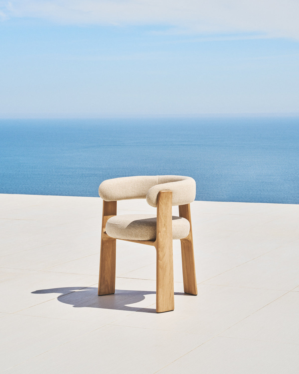 Outdoor-Stuhl Granite mit 3 Beinen in Beige und Beinen aus massivem Teakholz mit naturfarbenem Finish, FSC 100% in Beige, Natur präsentiert im Onlineshop von KAQTU Design AG. Gartenstuhl ist von Kave Home