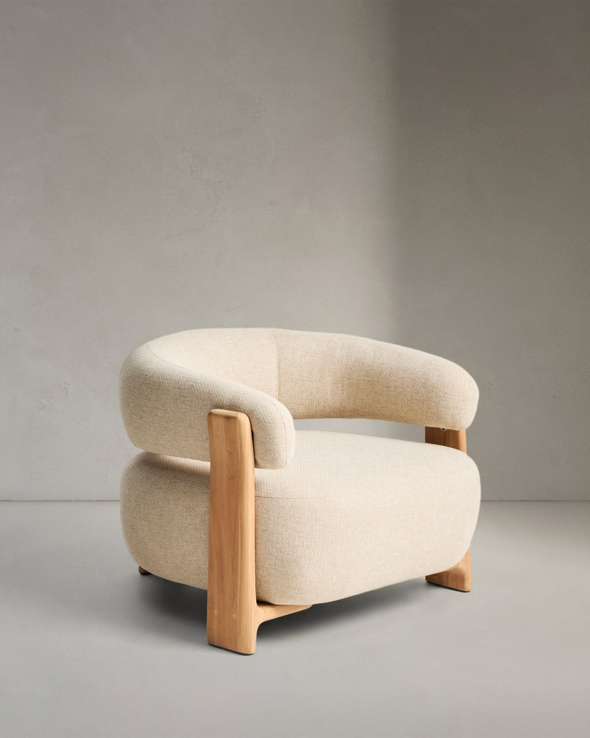 Outdoor-Sessel Granit in Beige mit Beinen aus massivem Teakholz mit naturfarbenem Finish, 100 % FSC in Beige präsentiert im Onlineshop von KAQTU Design AG. Outdoor-Sessel ist von Kave Home