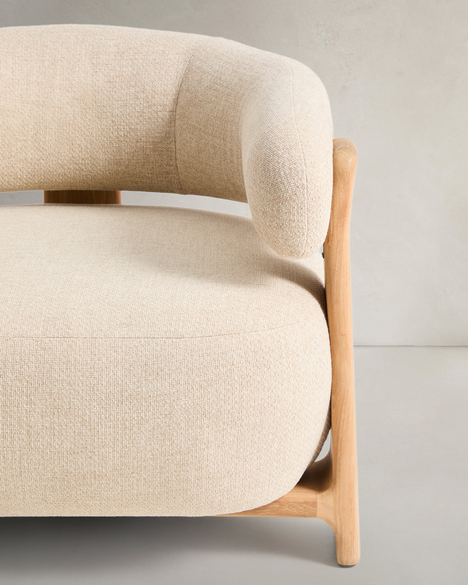 Beiger Outdoor-Sessel Granit mit robusten Teakholzbeinen, ideal für stilvolle Entspannung im Freien, von Kave Home.