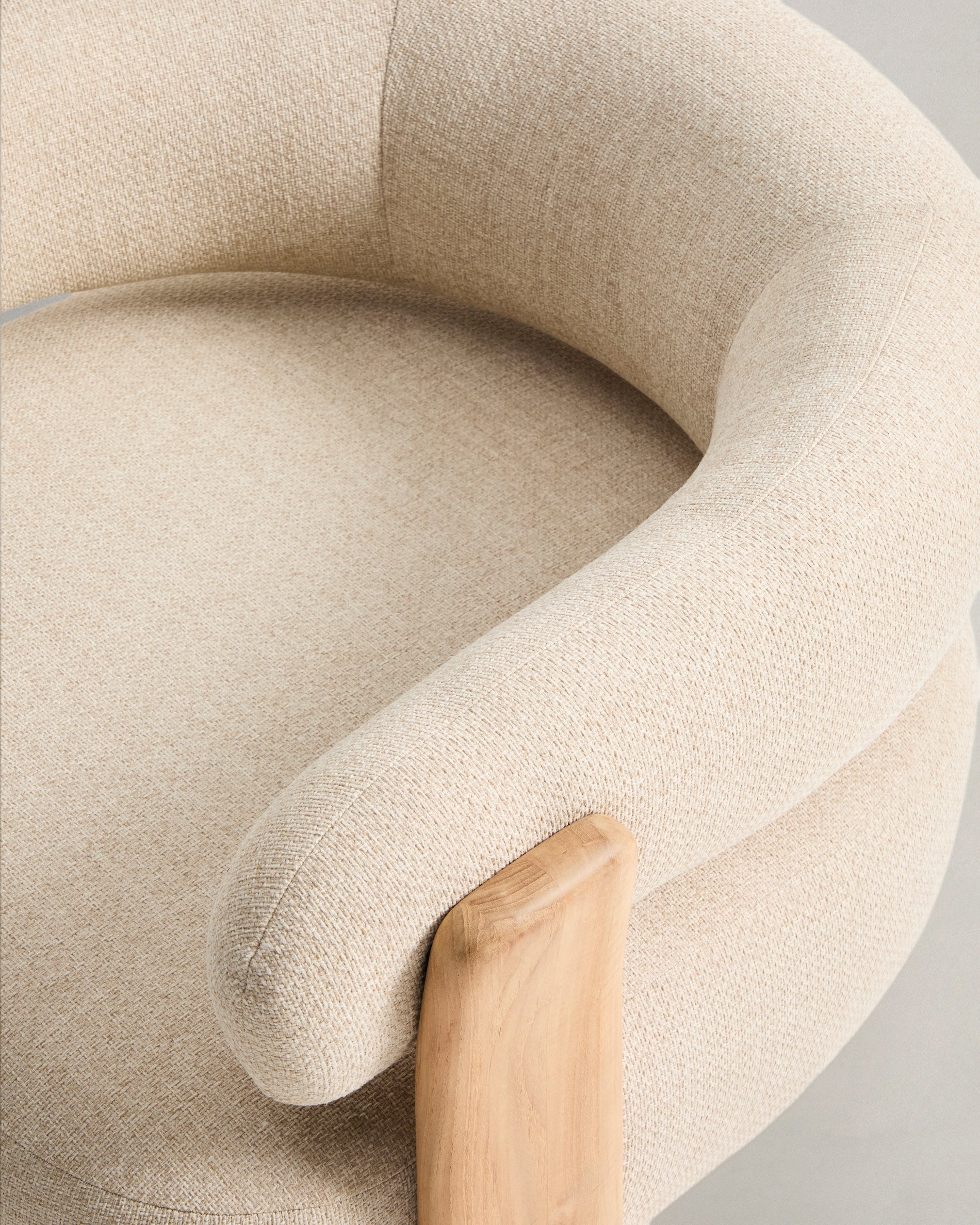 Eleganter beiger Outdoor-Sessel Granit mit stabilen Teakholzbeinen, perfekt für gemütliche Stunden im Freien, von Kave Home.