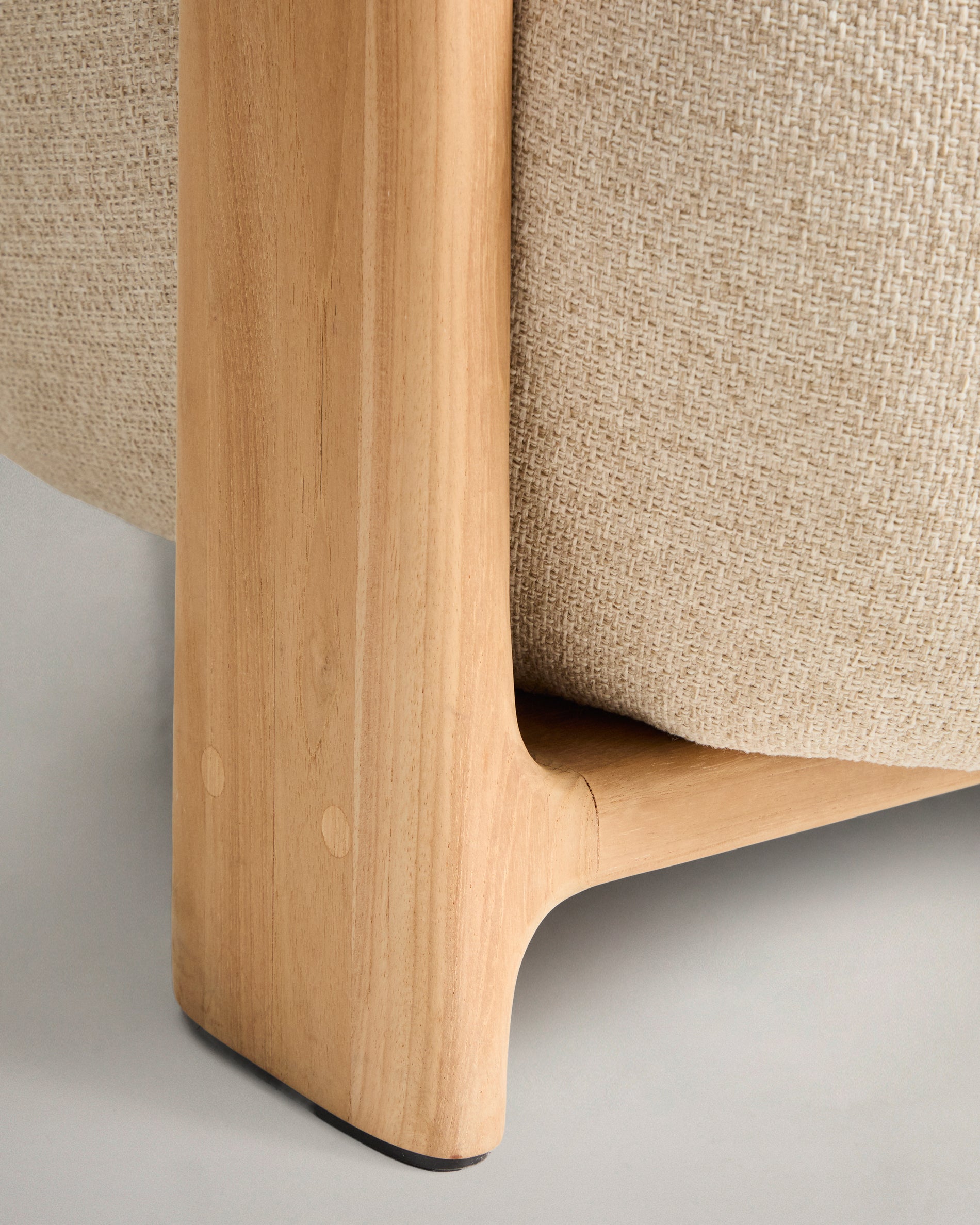 Eleganter beiger Outdoor-Sessel Granit mit stabilen Teakholzbeinen, perfekt für gemütliche Stunden im Freien, von Kave Home.