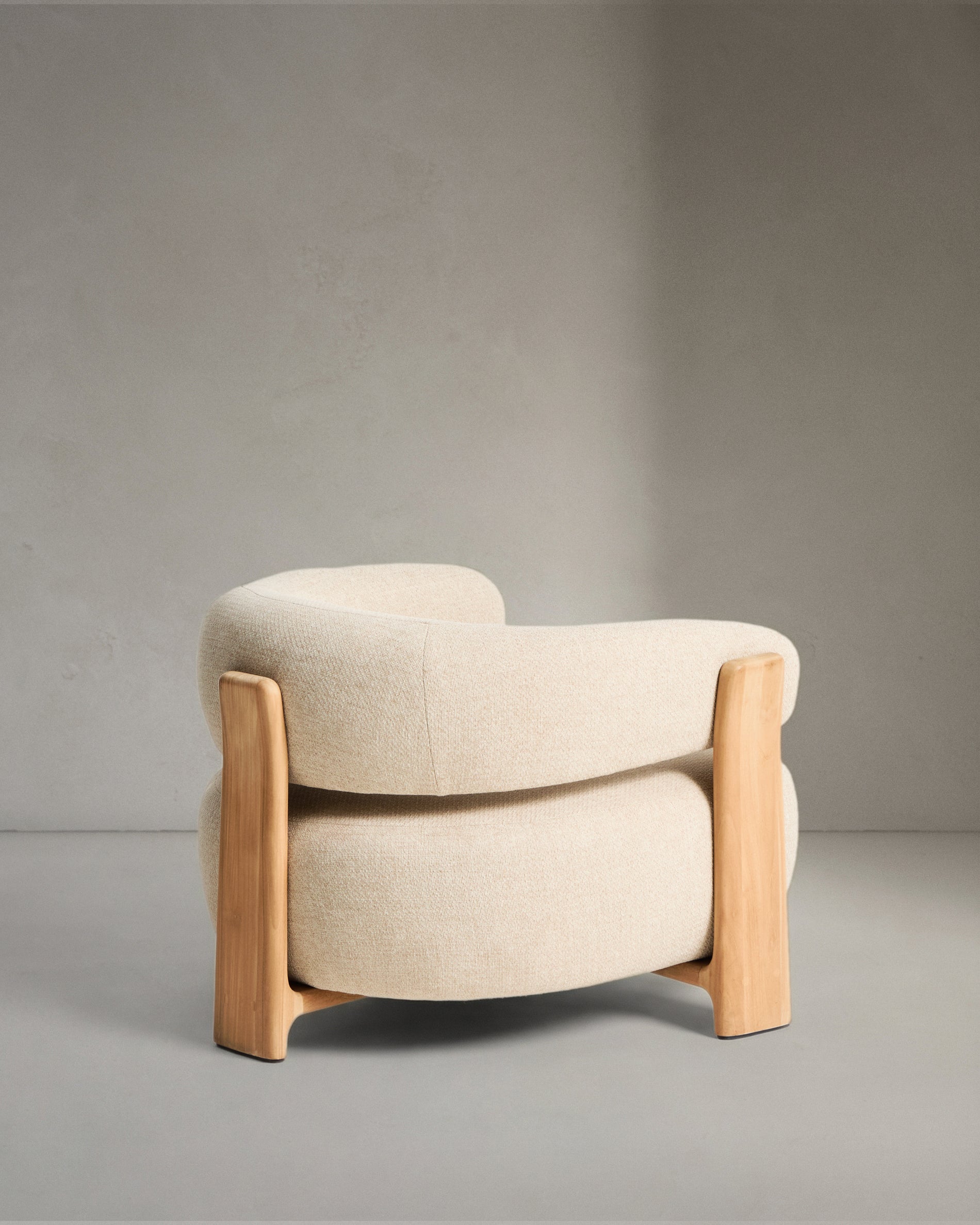 Beiger Outdoor-Sessel Granit mit robusten Teakholzbeinen, ideal für stilvolle Entspannung im Freien, von Kave Home.