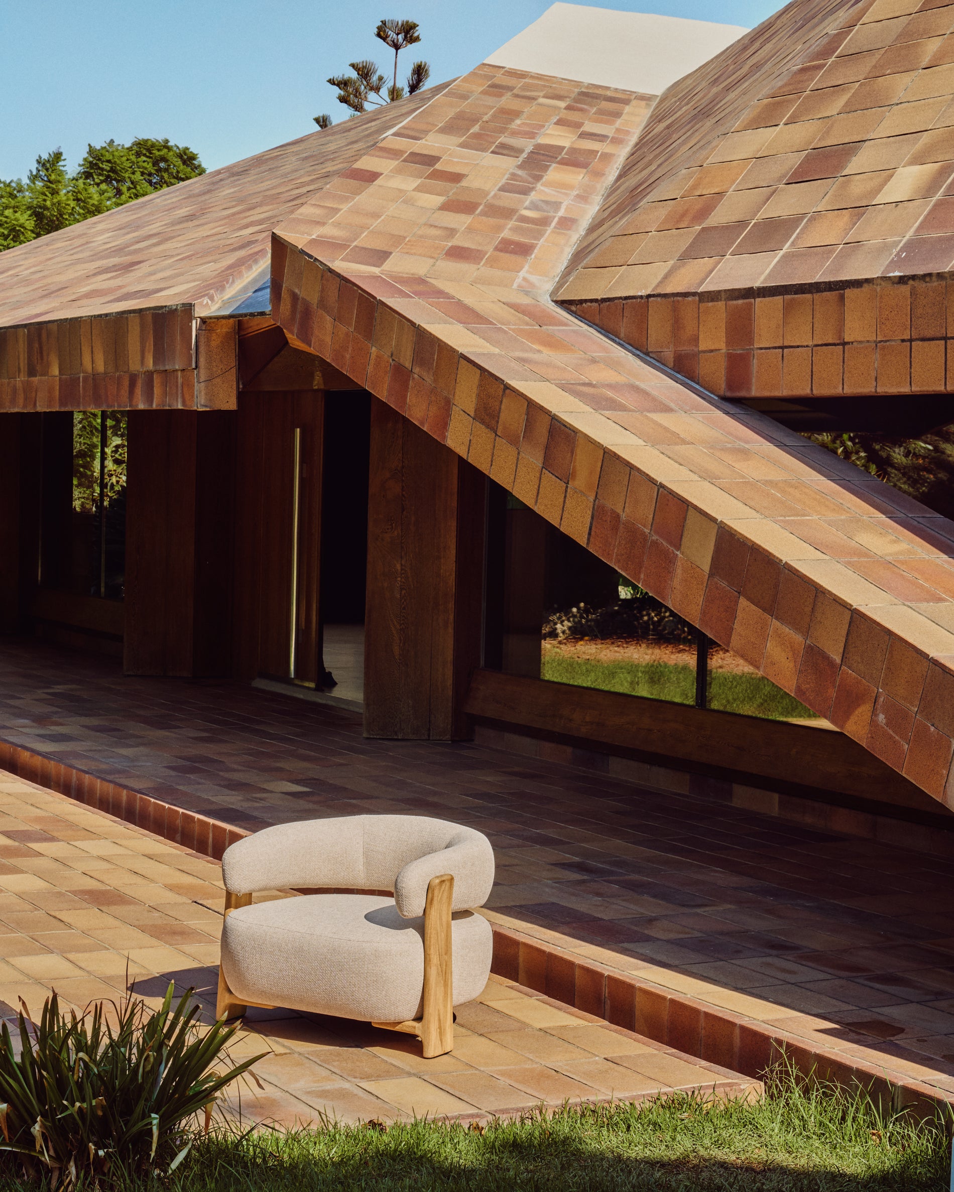 Beiger Outdoor-Sessel Granit mit robusten Teakholzbeinen, ideal für Garten und Terrasse, stilvolles Design von Kave Home.