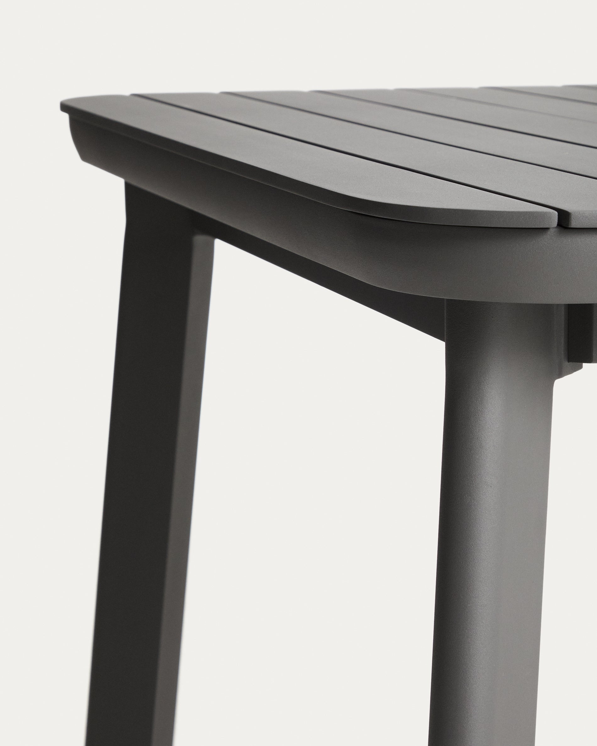 Moderner, ausziehbarer Gartentisch Izola aus robustem Aluminium in edlem Graphit, perfekt für entspannte Outdoor-Momente, Maße 185 (235) x 100 cm.