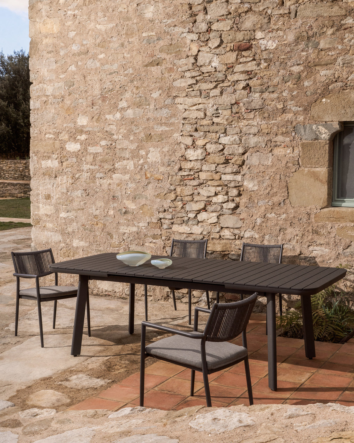 Ausziehbarer Outdoor-Tisch Izola aus Aluminium mit graphitfarbenem Finish 185 (235) x 100 cm in Graphit, Dunkelgrau, Schwarz präsentiert im Onlineshop von KAQTU Design AG. Gartentisch ist von Kave Home