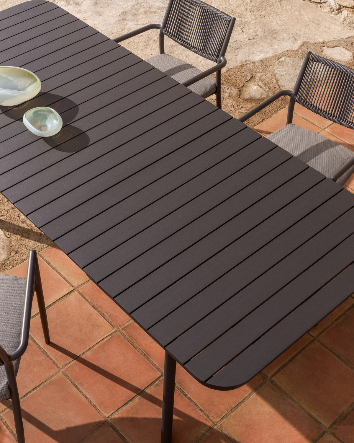 Ausziehbarer Outdoor-Tisch Izola aus Aluminium mit graphitfarbenem Finish 185 (235) x 100 cm in Graphit, Dunkelgrau, Schwarz präsentiert im Onlineshop von KAQTU Design AG. Gartentisch ist von Kave Home