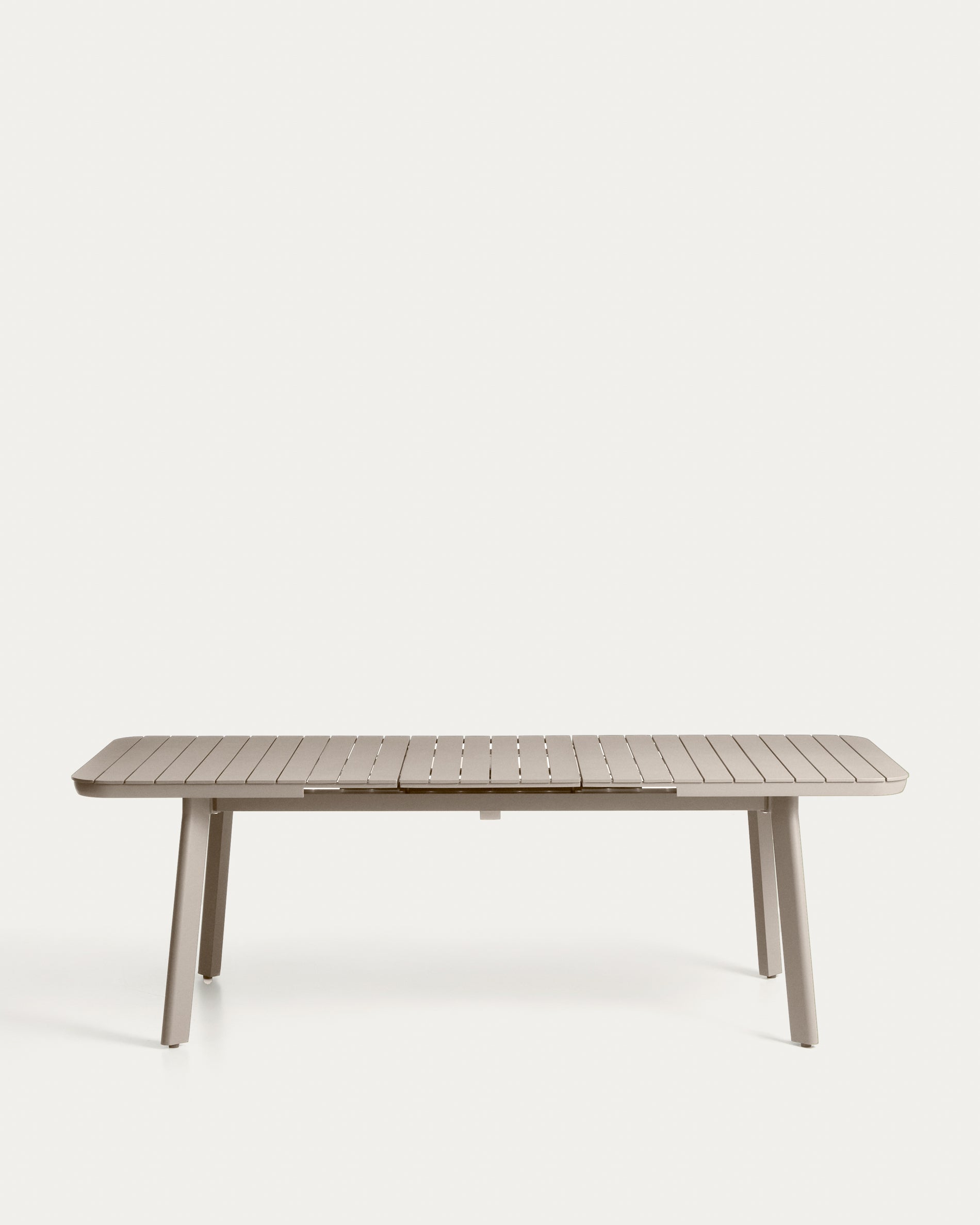 Ausziehbarer Outdoor-Tisch Izola aus Aluminium mit beigem Finish 185 (235) x 100 cm in Beige präsentiert im Onlineshop von KAQTU Design AG. Gartentisch ist von Kave Home