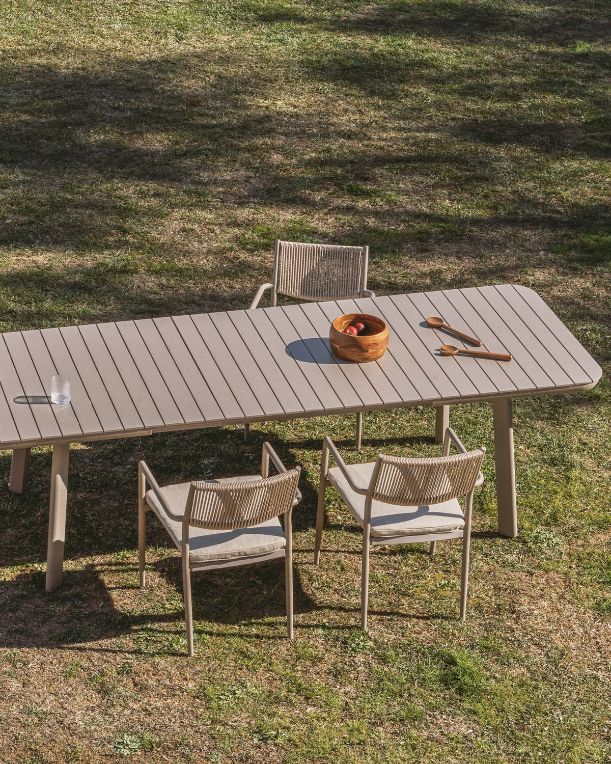 Ausziehbarer Outdoor-Tisch Izola aus Aluminium mit taupefarbenem Finish 185 (235) x 100 cm in Beige, Taupe, Hellbraun, Hellgrau präsentiert im Onlineshop von KAQTU Design AG. Gartentisch ist von Kave Home