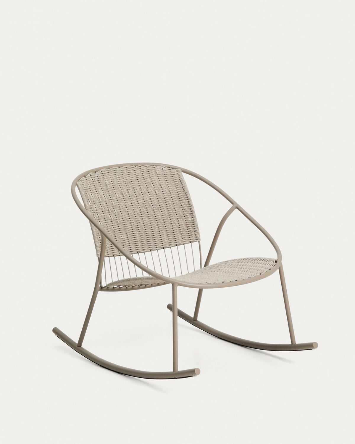 Schaukelstuhl Atrani aus verzinktem Stahl und taupefarbenem Seil in Taupe, Beige, Ecru präsentiert im Onlineshop von KAQTU Design AG. Outdoor-Sessel ist von Kave Home