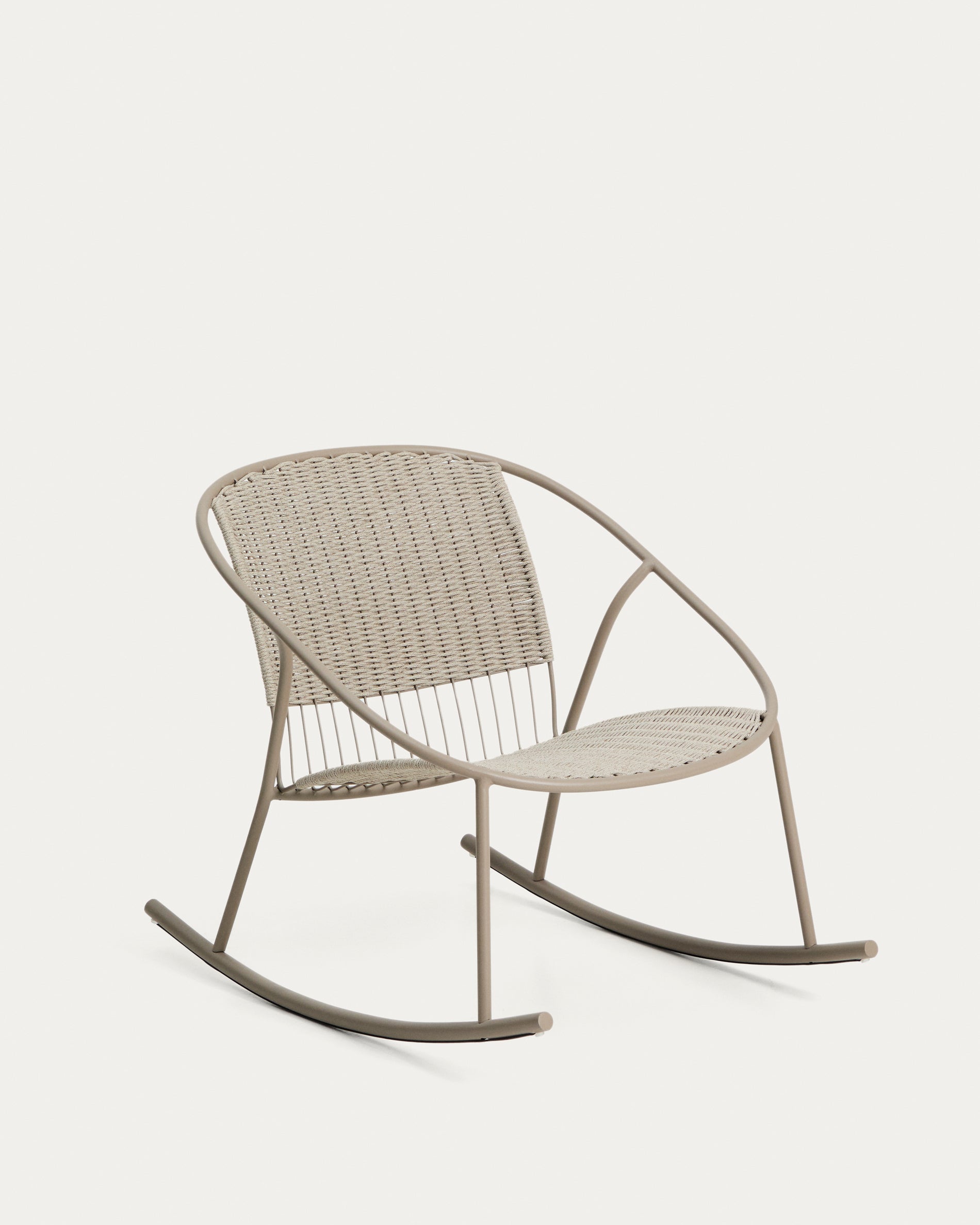 Schaukelstuhl Atrani aus verzinktem Stahl und taupefarbenem Seil in Taupe präsentiert im Onlineshop von KAQTU Design AG. Outdoor-Sessel ist von Kave Home