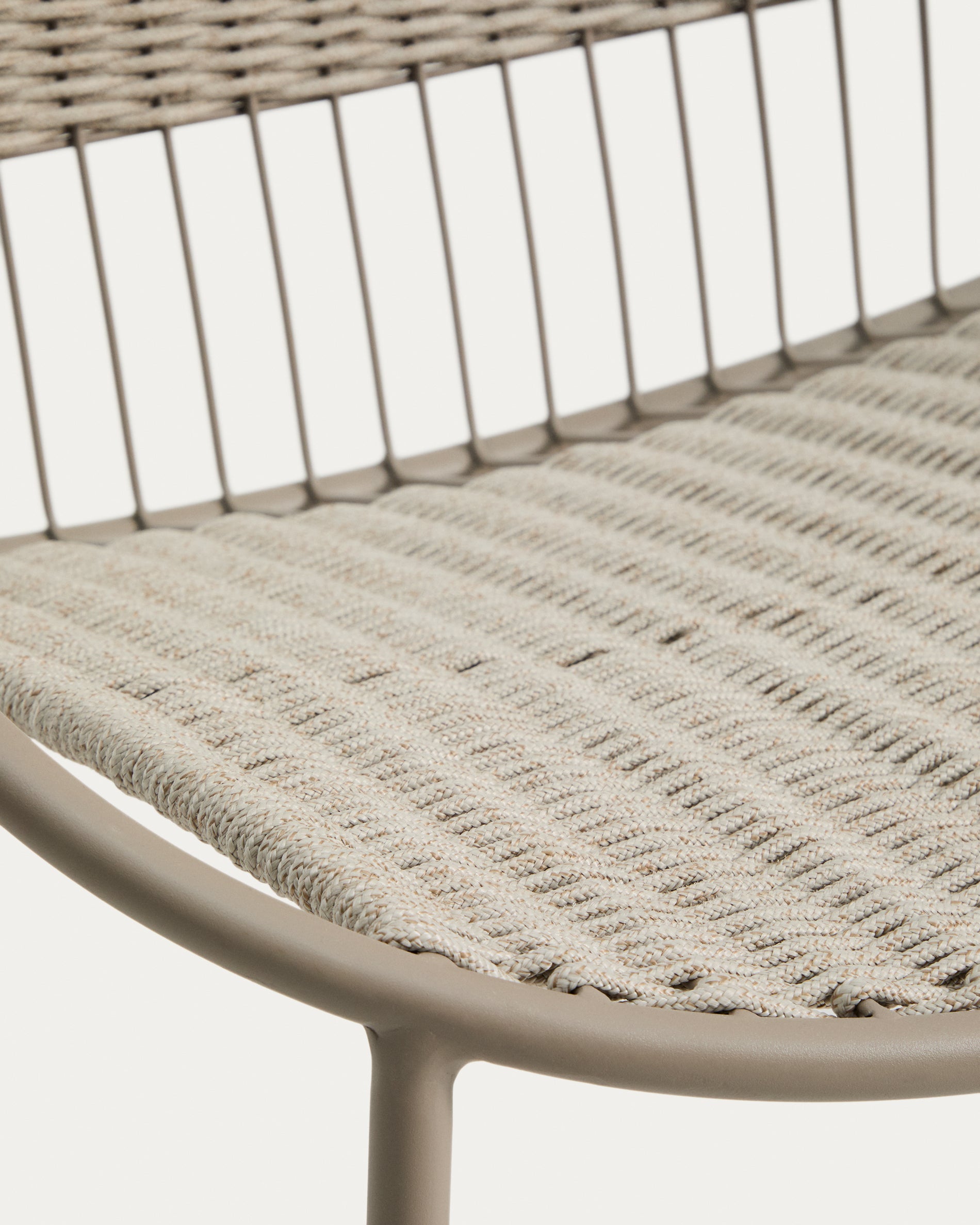 Eleganter Schaukelstuhl Atrani aus robustem verzinktem Stahl und taupefarbenem Seil, ideal für entspannte Stunden im Garten oder auf der Terrasse.