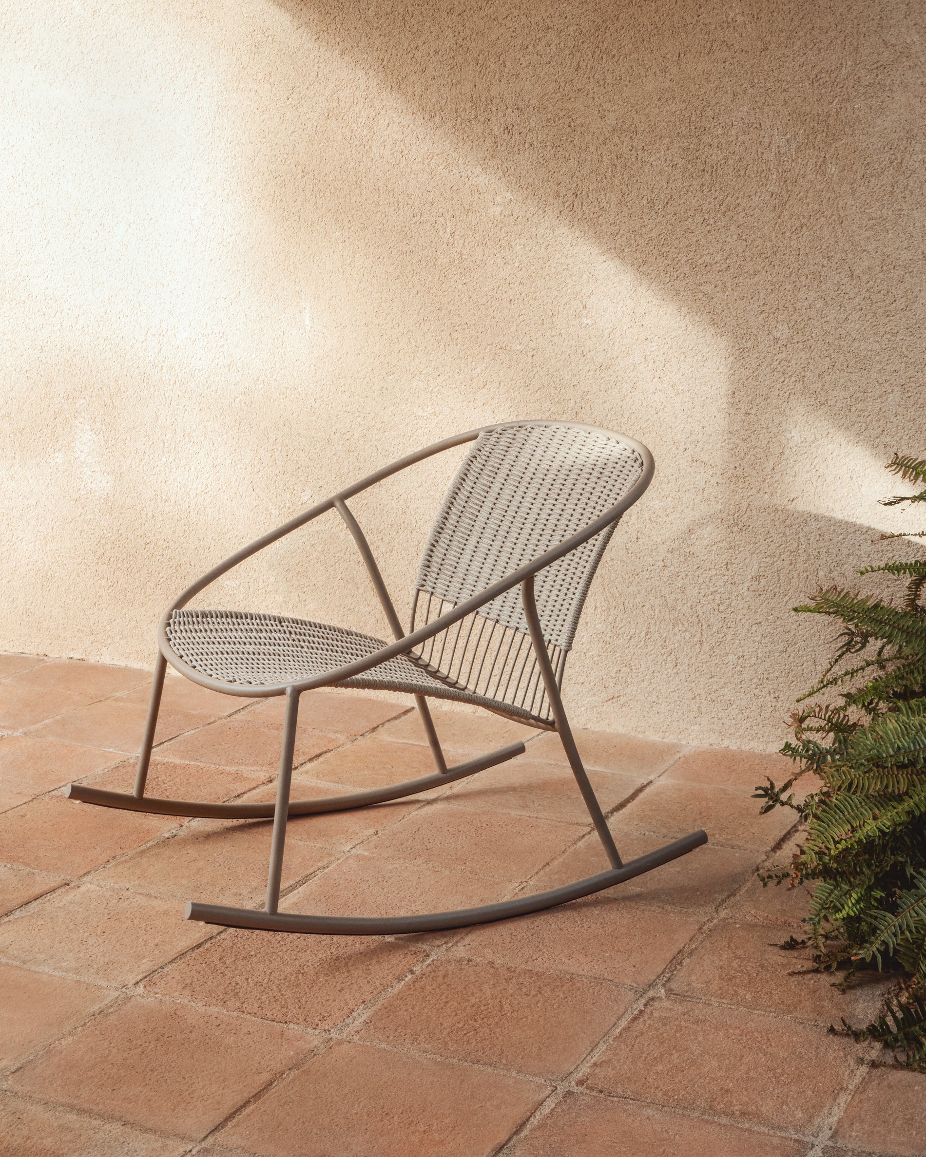 Eleganter Schaukelstuhl Atrani aus robustem verzinktem Stahl und weichem taupefarbenem Seil, ideal für entspannte Stunden im Freien.