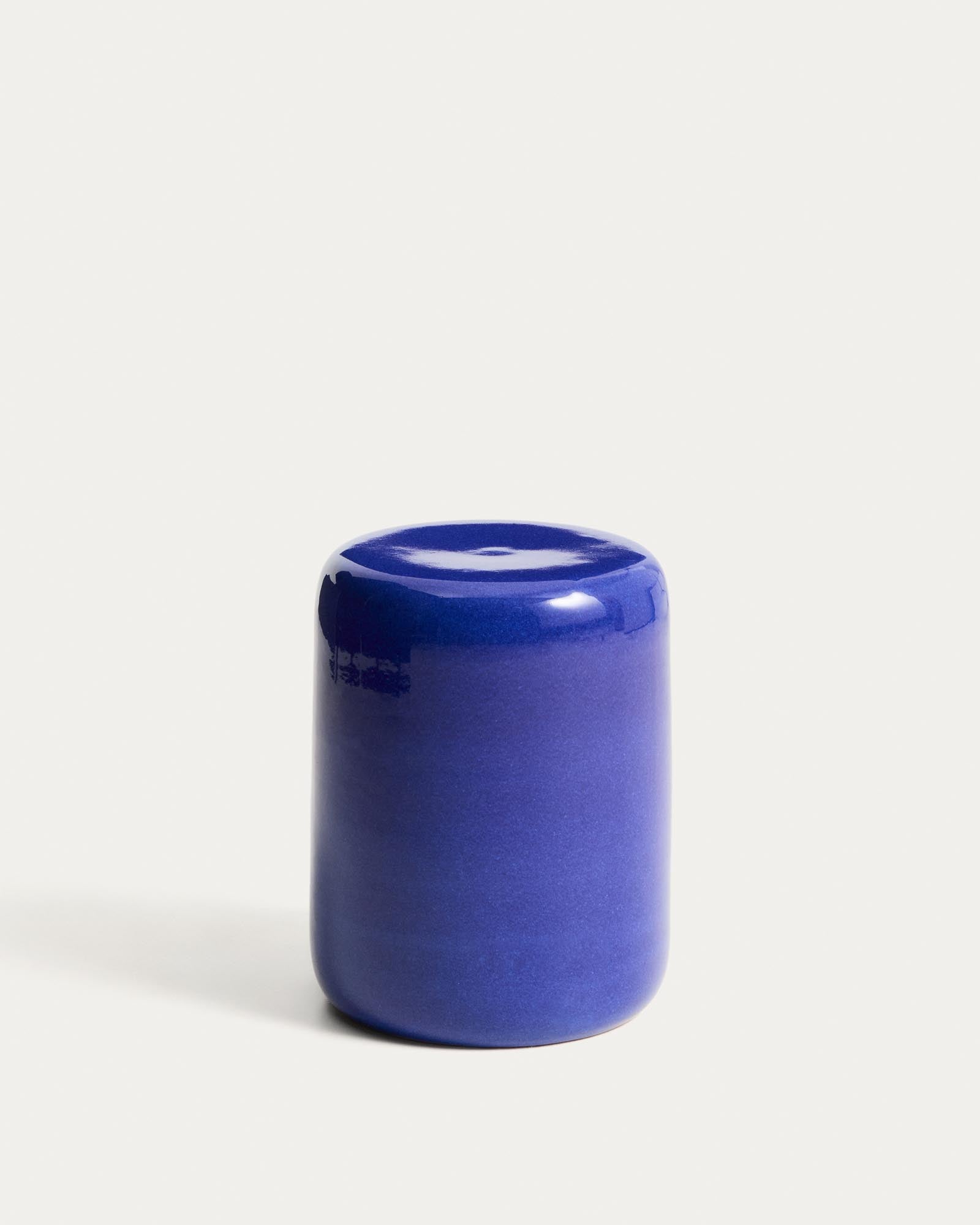 Outdoor-Beistelltisch Mesquida aus Keramik mit blauer Glasur, Ø 35 cm in Blau präsentiert im Onlineshop von KAQTU Design AG. Beistelltisch Outdoor ist von Kave Home