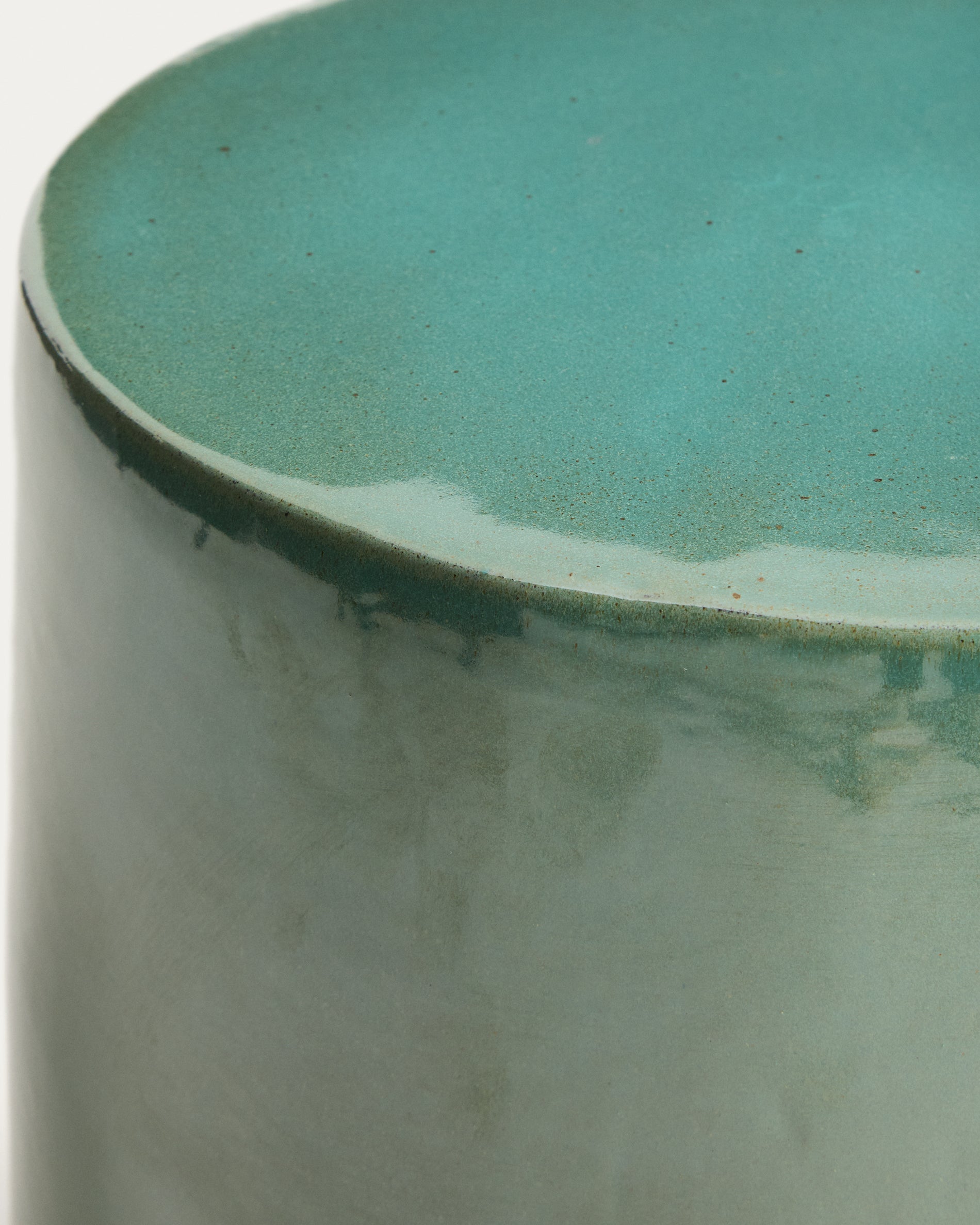 Outdoor-Beistelltisch Mesquida aus Keramik mit türkisfarbener Glasur, Ø 35 cm in Türkis präsentiert im Onlineshop von KAQTU Design AG. Beistelltisch Outdoor ist von Kave Home