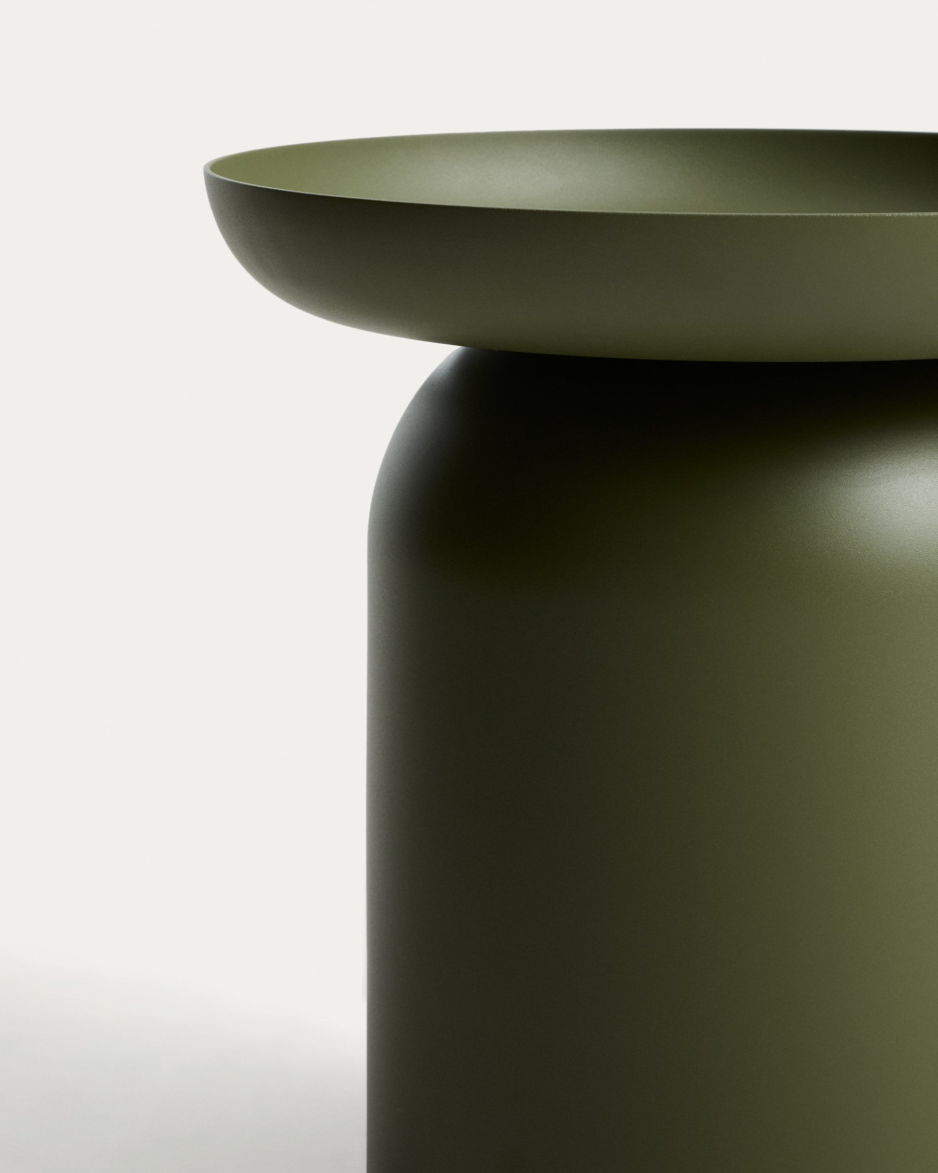 Eleganter Beistelltisch Arcola aus grünem Aluminium, Ø 45 cm, ideal für den Außenbereich, perfekt für Garten und Terrasse.