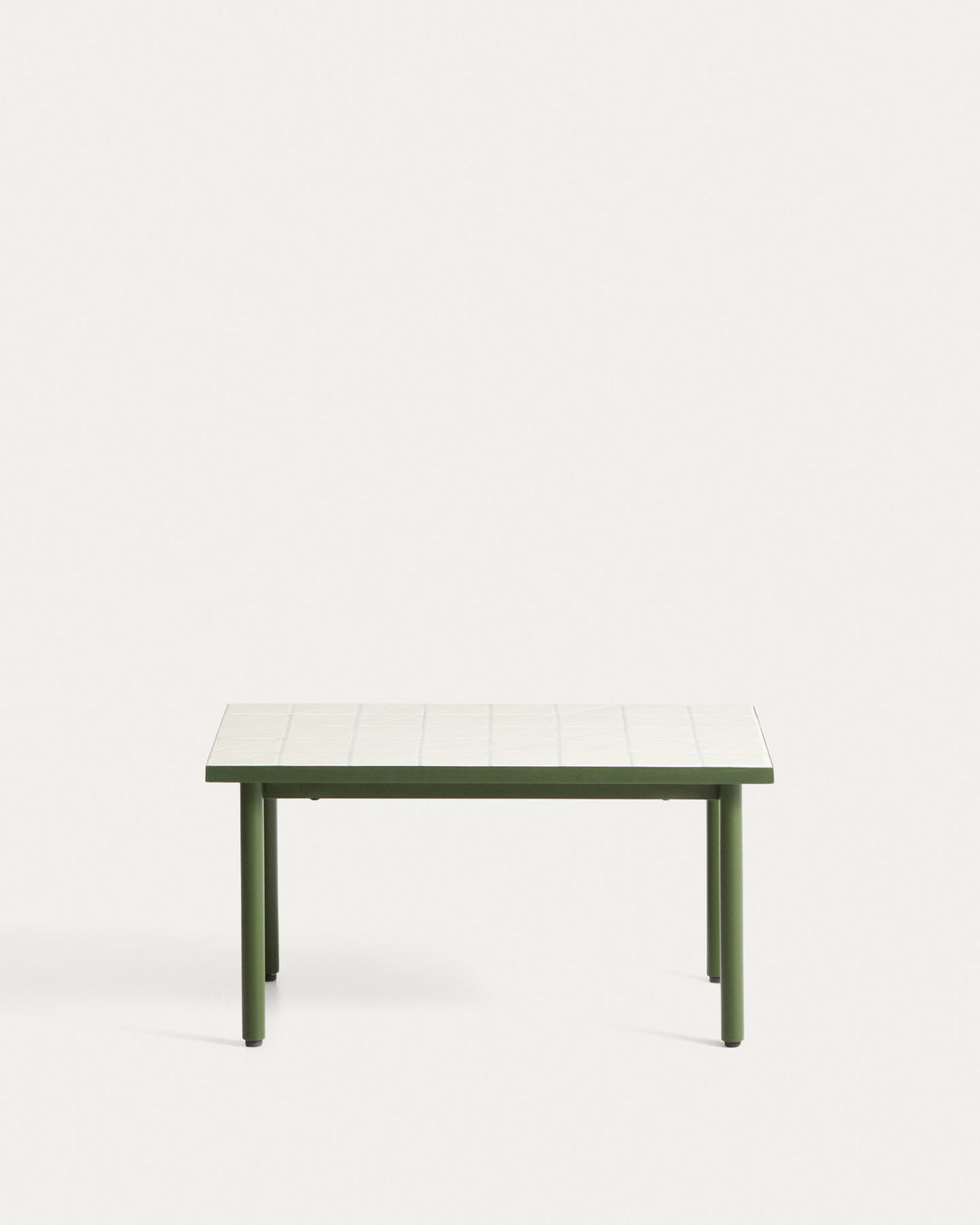 Beistelltisch Maurina aus verzinktem Stahl in Grün mit ecrufarbenen Kacheln, 81 x 51 cm in Weiss, Grün, Khaki, Ecru präsentiert im Onlineshop von KAQTU Design AG. Beistelltisch Outdoor ist von Kave Home