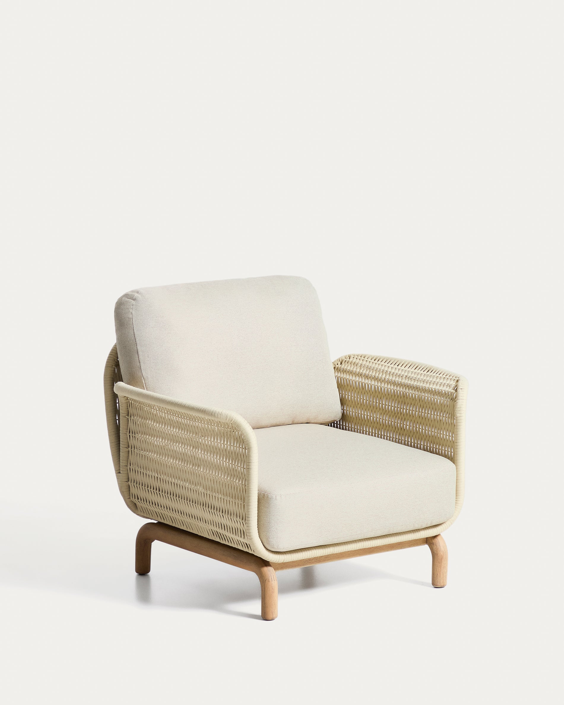 Sessel Alipa aus massivem Akazienholz und ecrufarbenem Seil, FSC 100 % in Ecru präsentiert im Onlineshop von KAQTU Design AG. Outdoor-Sessel ist von Kave Home