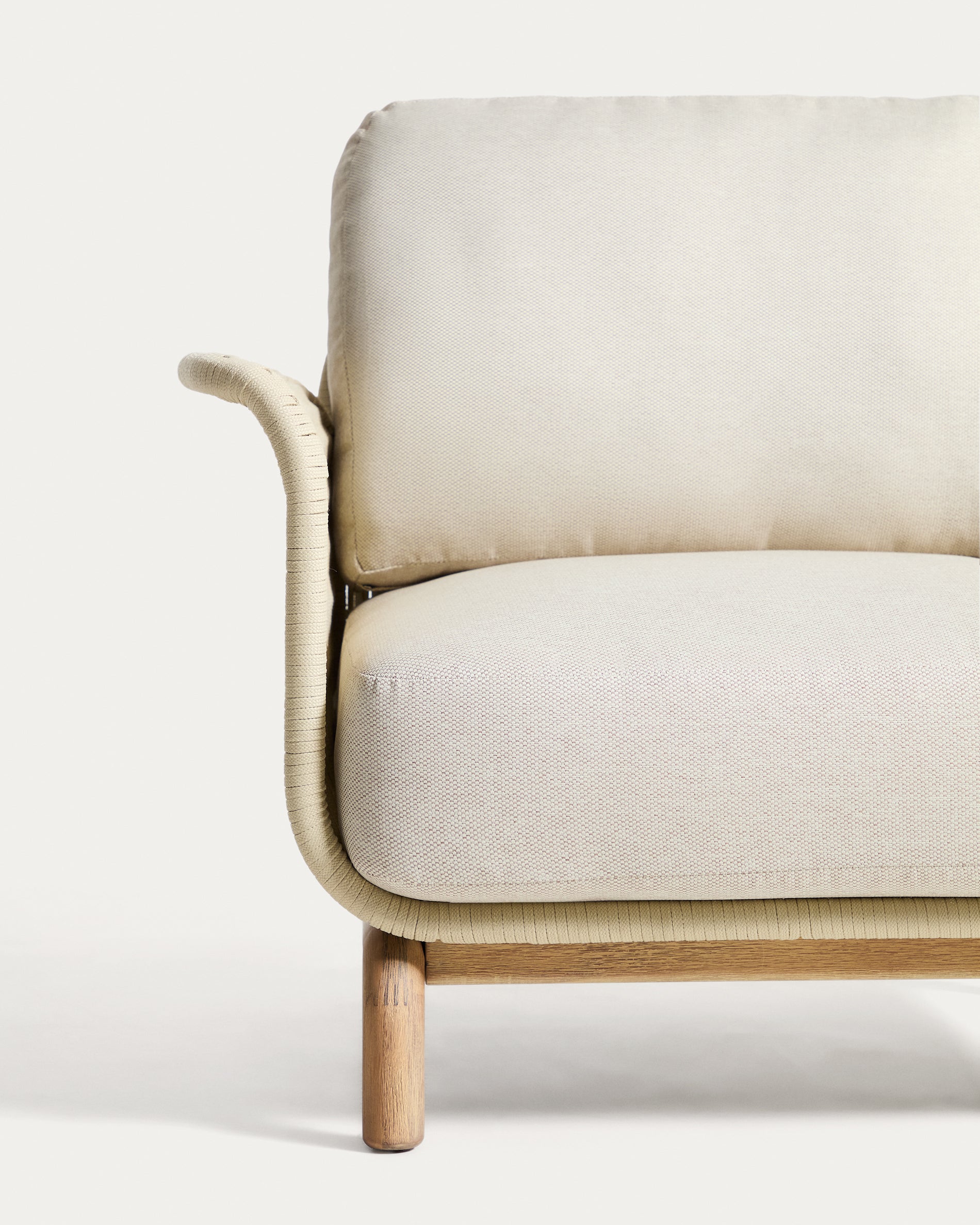 Eleganter Outdoor-Sessel Alipa aus robustem Akazienholz und hellem Seil, ideal für entspannte Stunden im Garten oder auf der Terrasse.