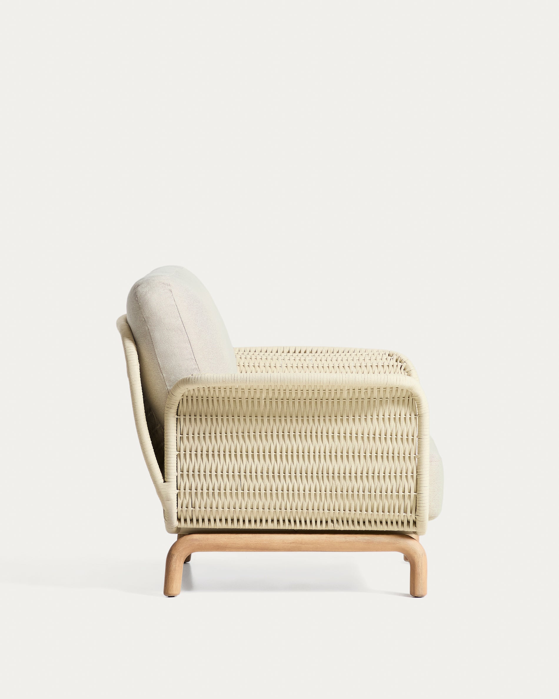 Stylischer Sessel Alipa aus solidem Akazienholz, kombiniert mit ecrufarbenem Seil, perfekt für gemütliche Momente im Freien.
