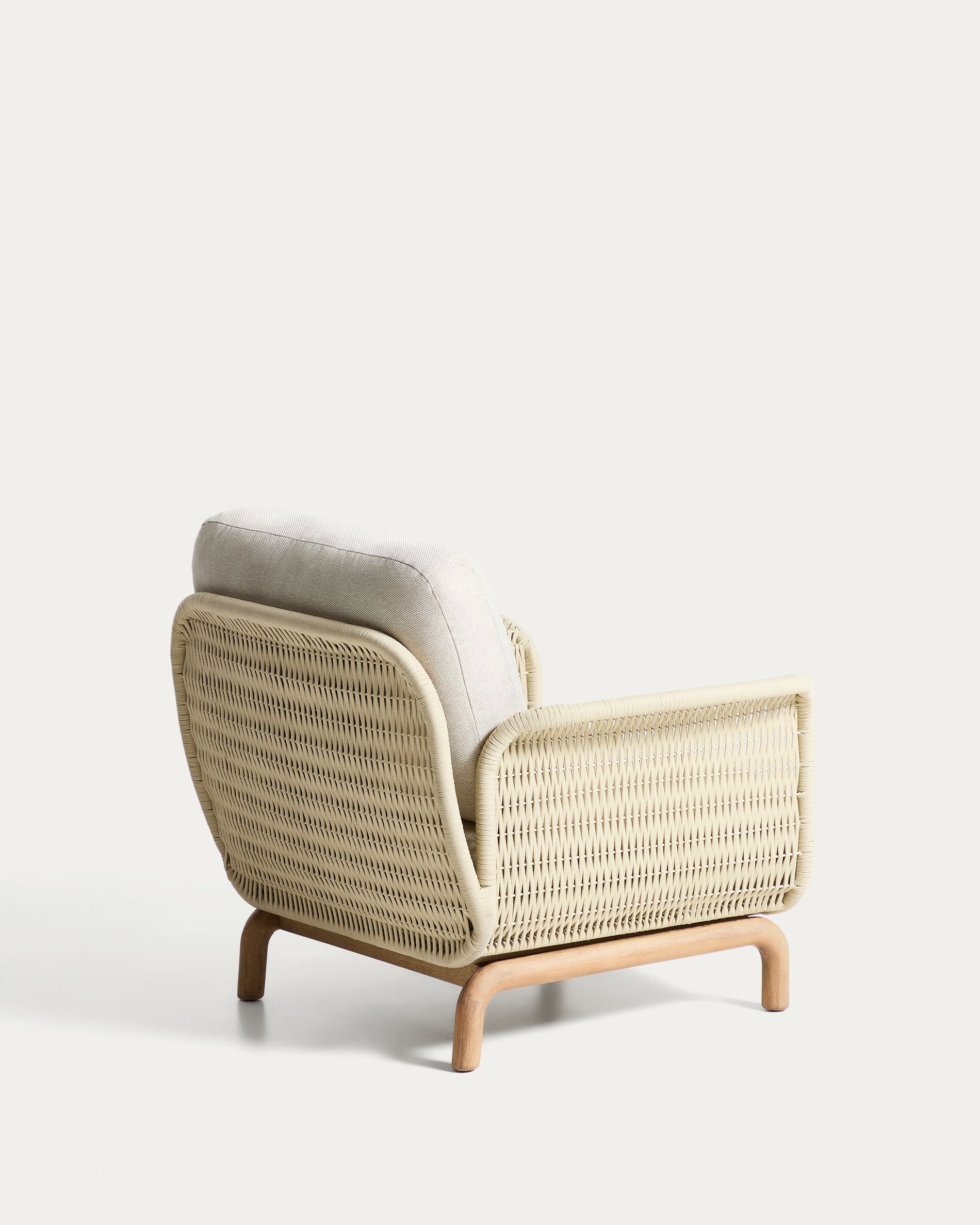Eleganter Outdoor-Sessel Alipa aus robustem Akazienholz und ecrufarbenem Seil, ideal für entspannte Stunden im Garten oder auf der Terrasse.