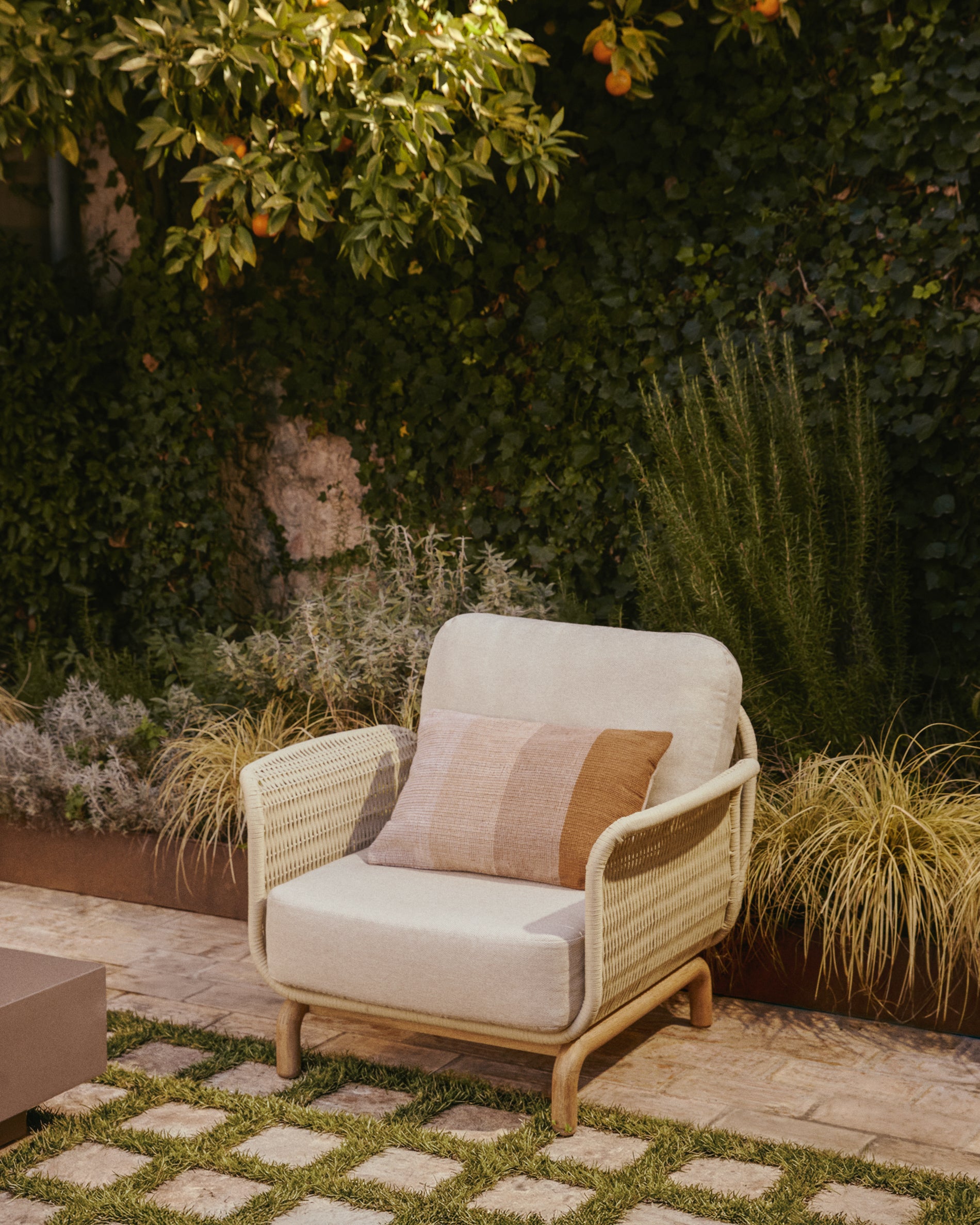 Eleganter Outdoor-Sessel Alipa aus robustem Akazienholz und stilvollem ecrufarbenem Seil, ideal für entspannte Stunden im Freien.