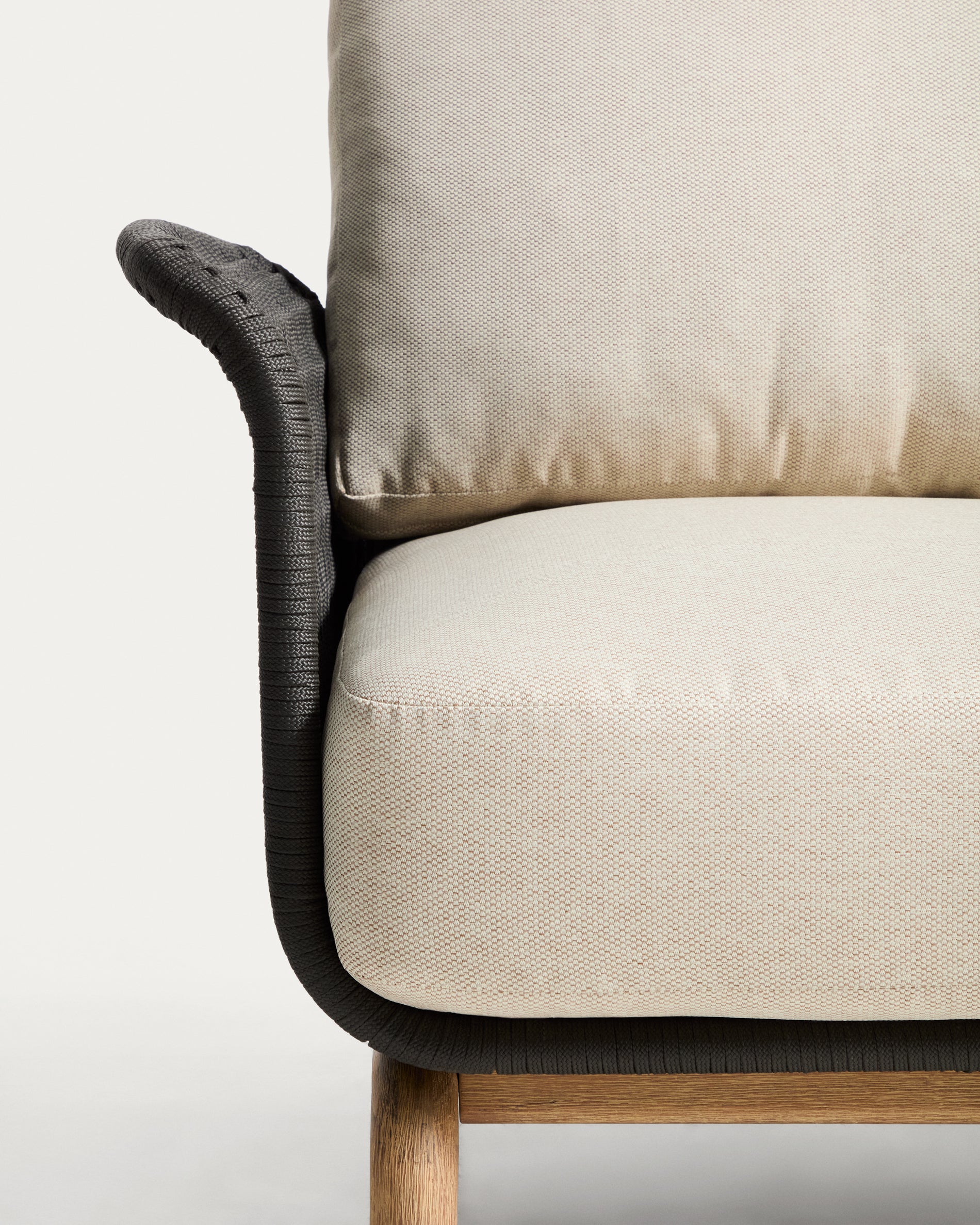 Sessel Alipa aus massivem Akazienholz und dunkelgrauem Seil, FSC 100 % in Graphit präsentiert im Onlineshop von KAQTU Design AG. Outdoor-Sessel ist von Kave Home