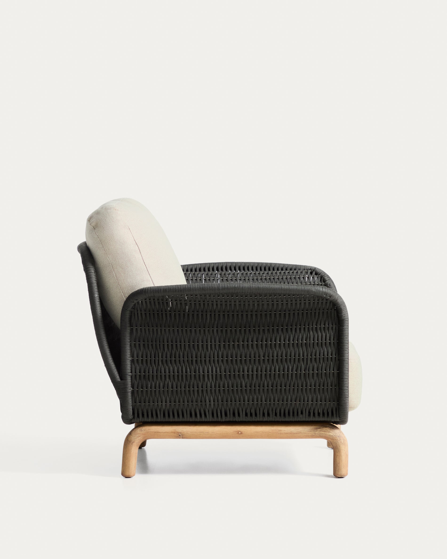 Sessel Alipa aus massivem Akazienholz und dunkelgrauem Seil, FSC 100 % in Graphit präsentiert im Onlineshop von KAQTU Design AG. Outdoor-Sessel ist von Kave Home