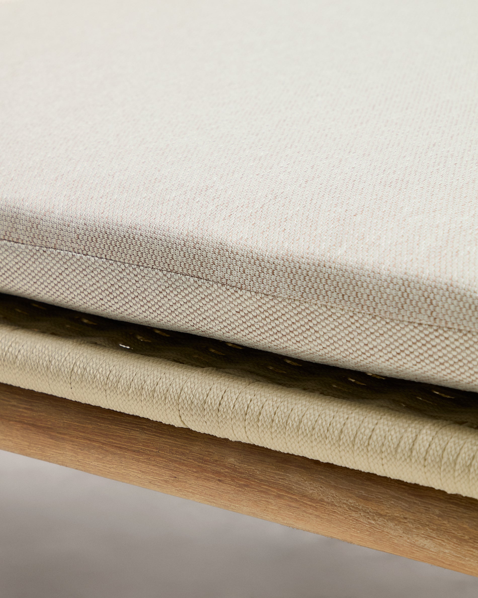 Sonnenliege Alipa aus massivem Akazienholz und ecrufarbenem Seil, FSC 100 % in Ecru präsentiert im Onlineshop von KAQTU Design AG. Liegestuhl ist von Kave Home