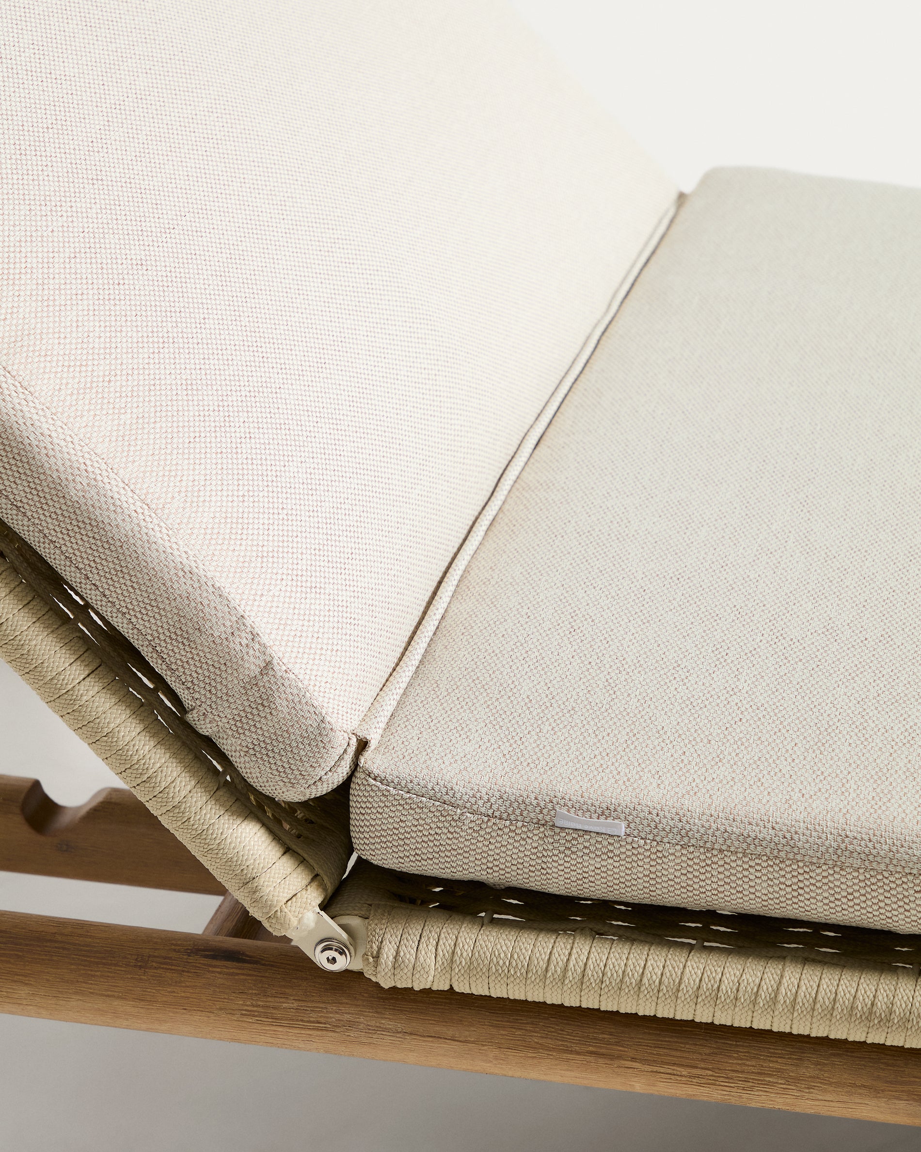 Sonnenliege Alipa aus massivem Akazienholz und ecrufarbenem Seil, FSC 100 % in Ecru präsentiert im Onlineshop von KAQTU Design AG. Liegestuhl ist von Kave Home